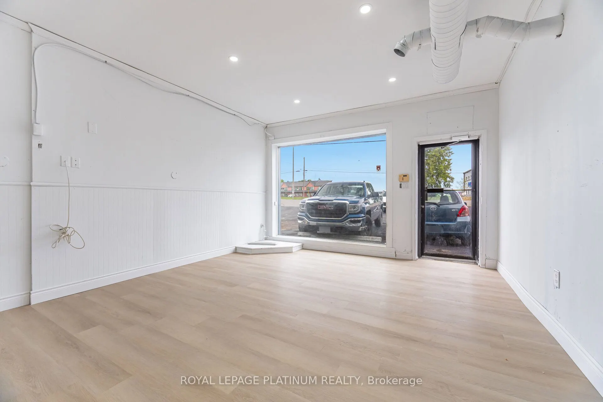 481 Dundas Street W, #6