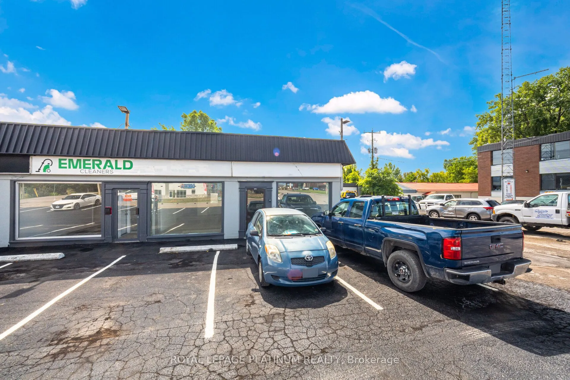 481 Dundas Street W, #6