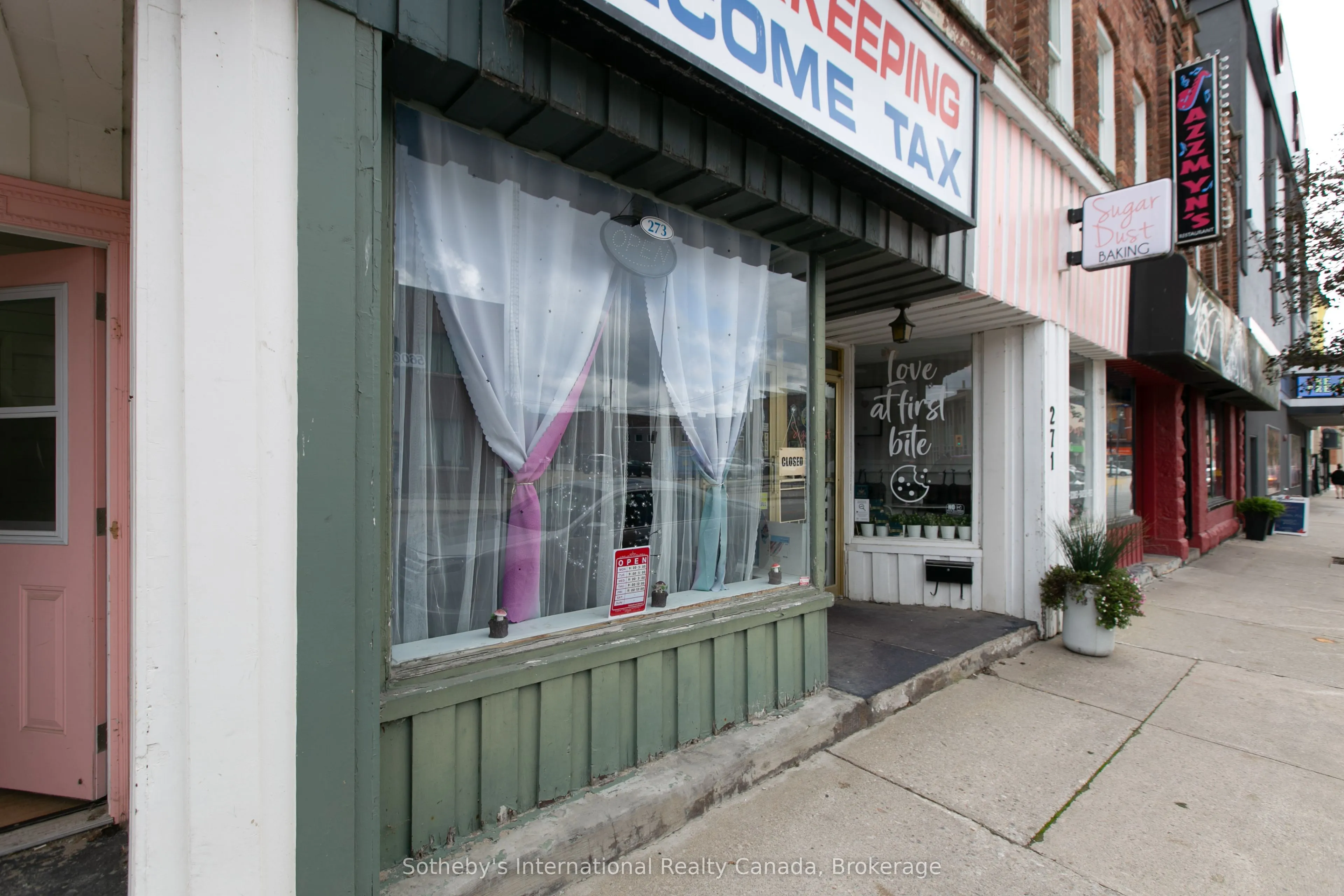 261 9th Street E