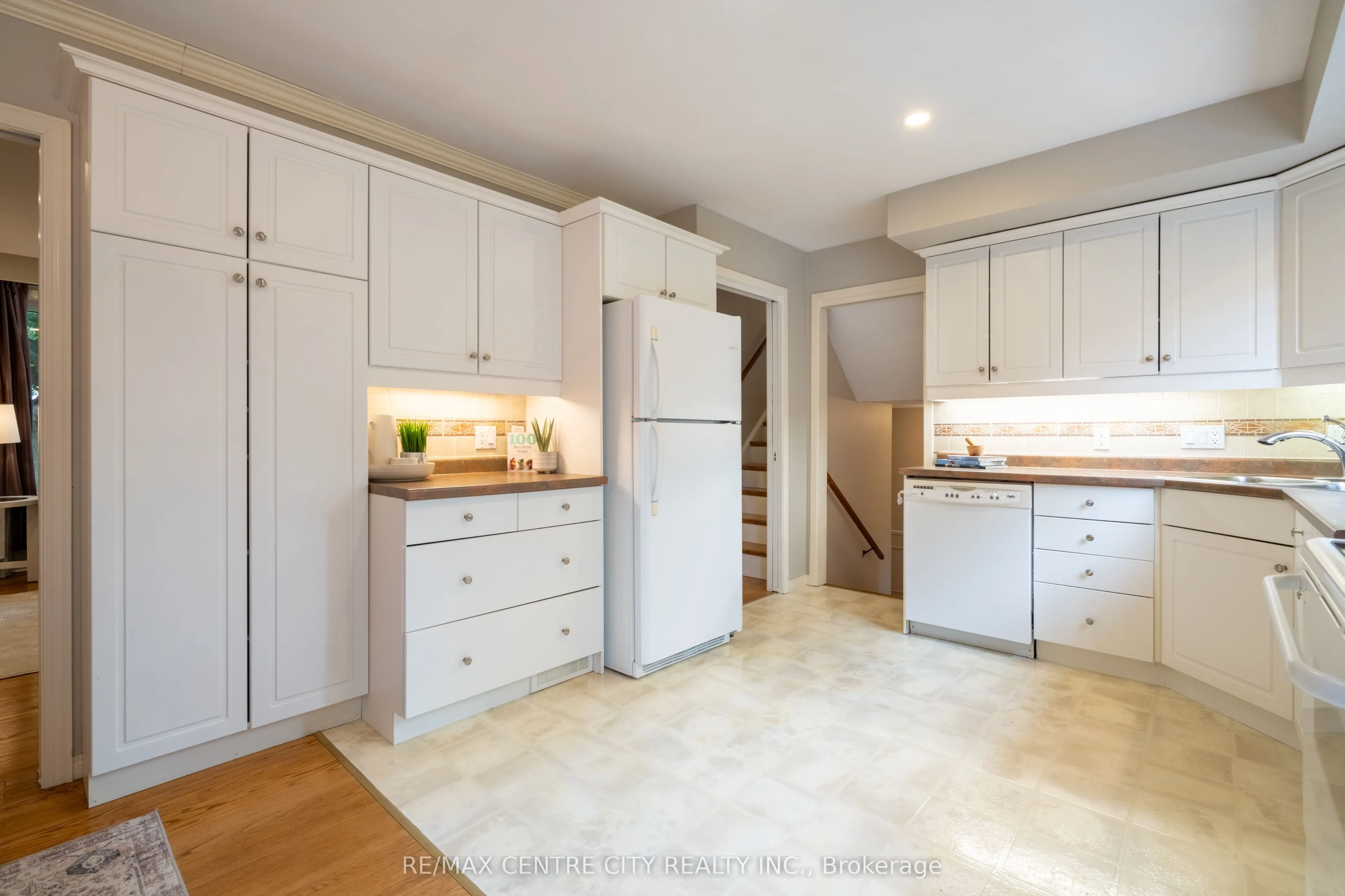 1431 STONEYBROOK Crescent