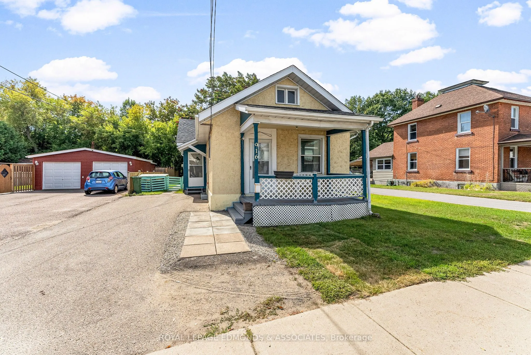 916 Pembroke Street W