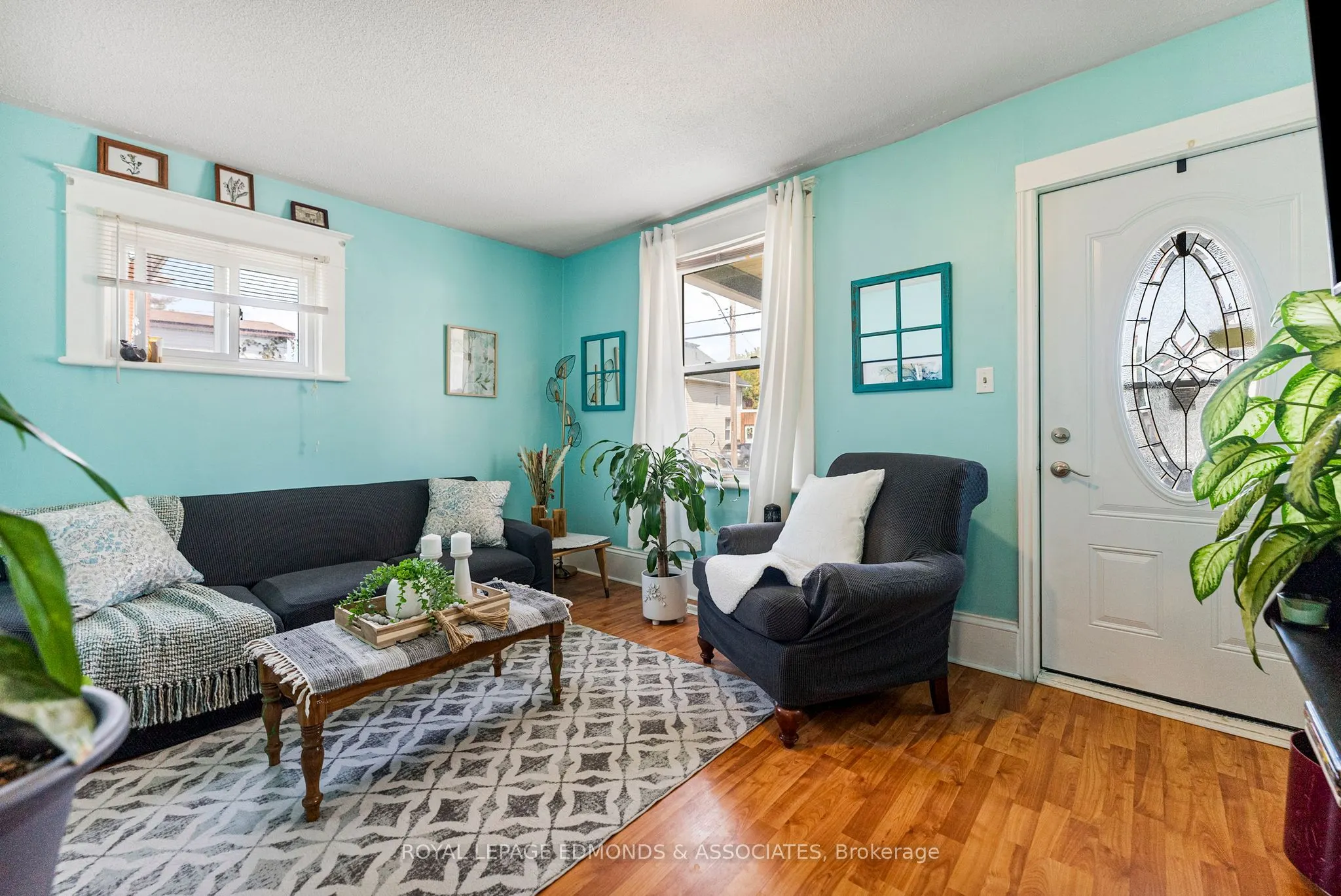 916 Pembroke Street W