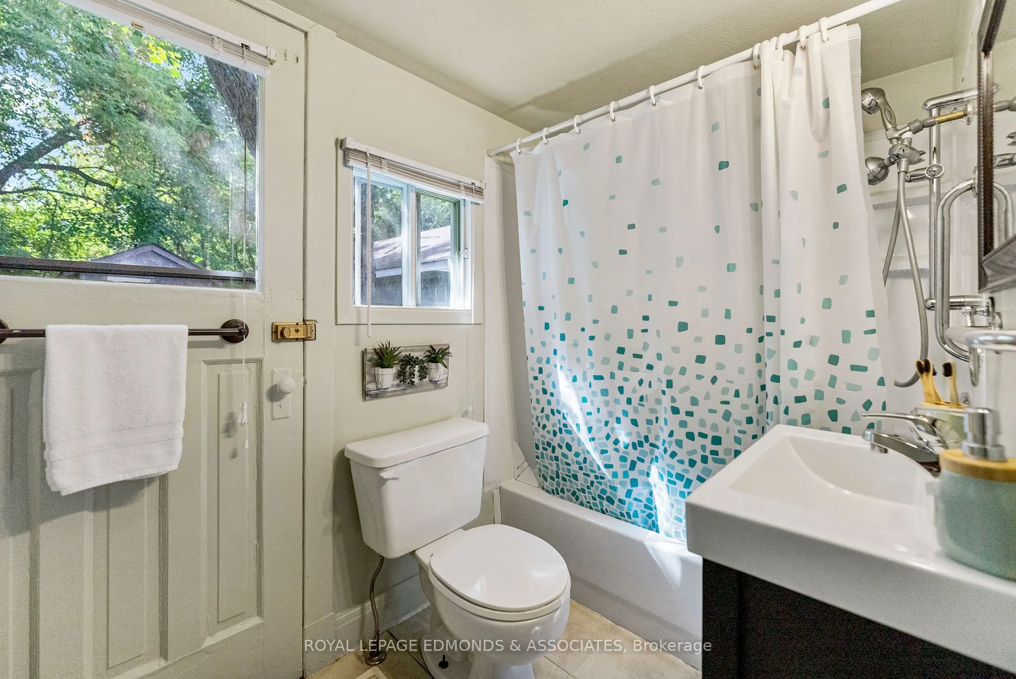916 Pembroke Street W