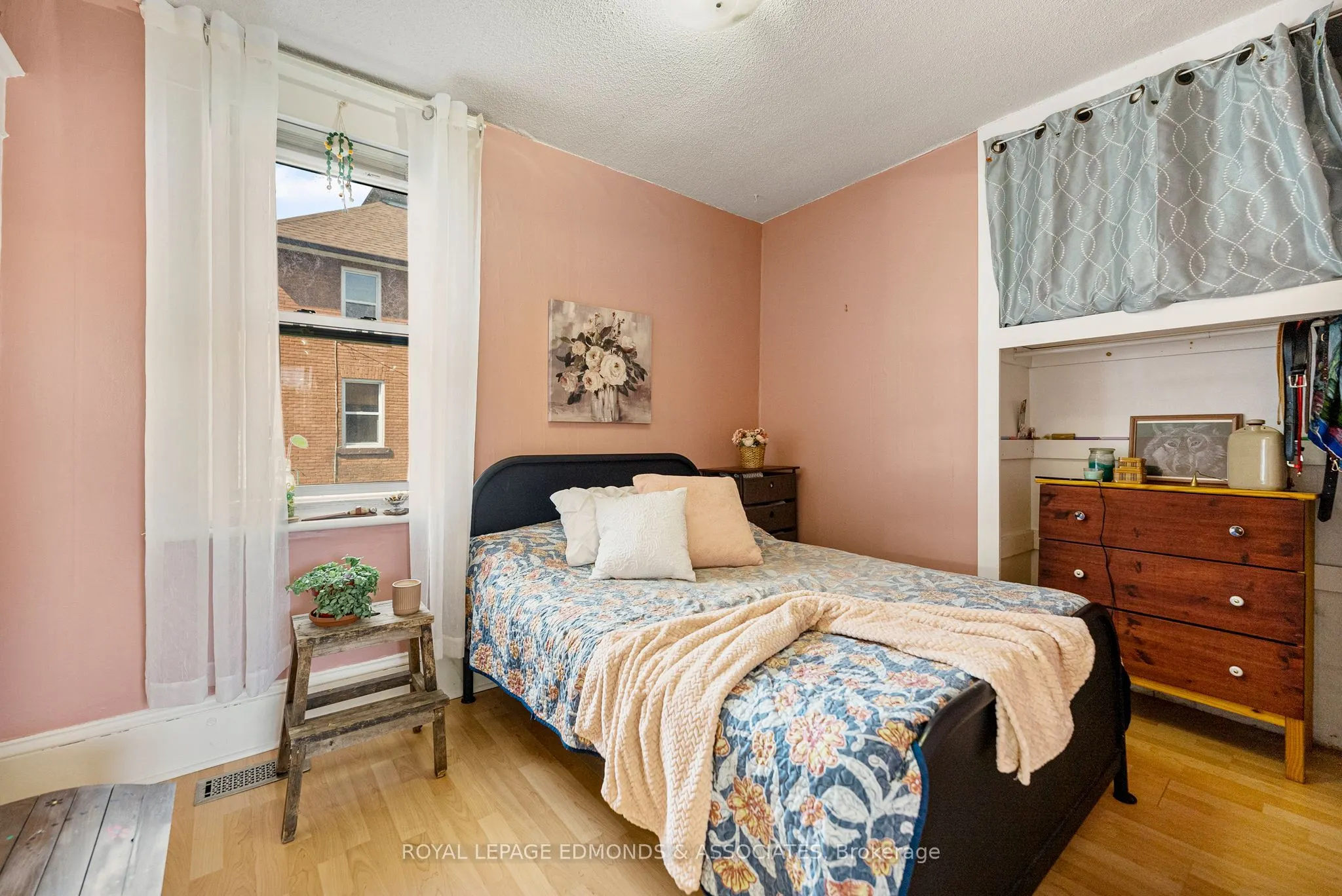 916 Pembroke Street W