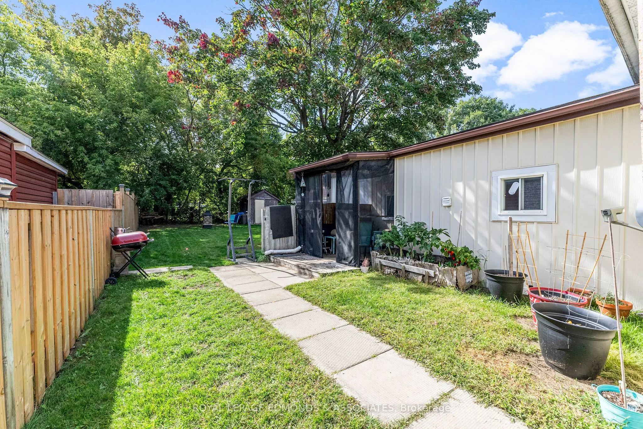 916 Pembroke Street W