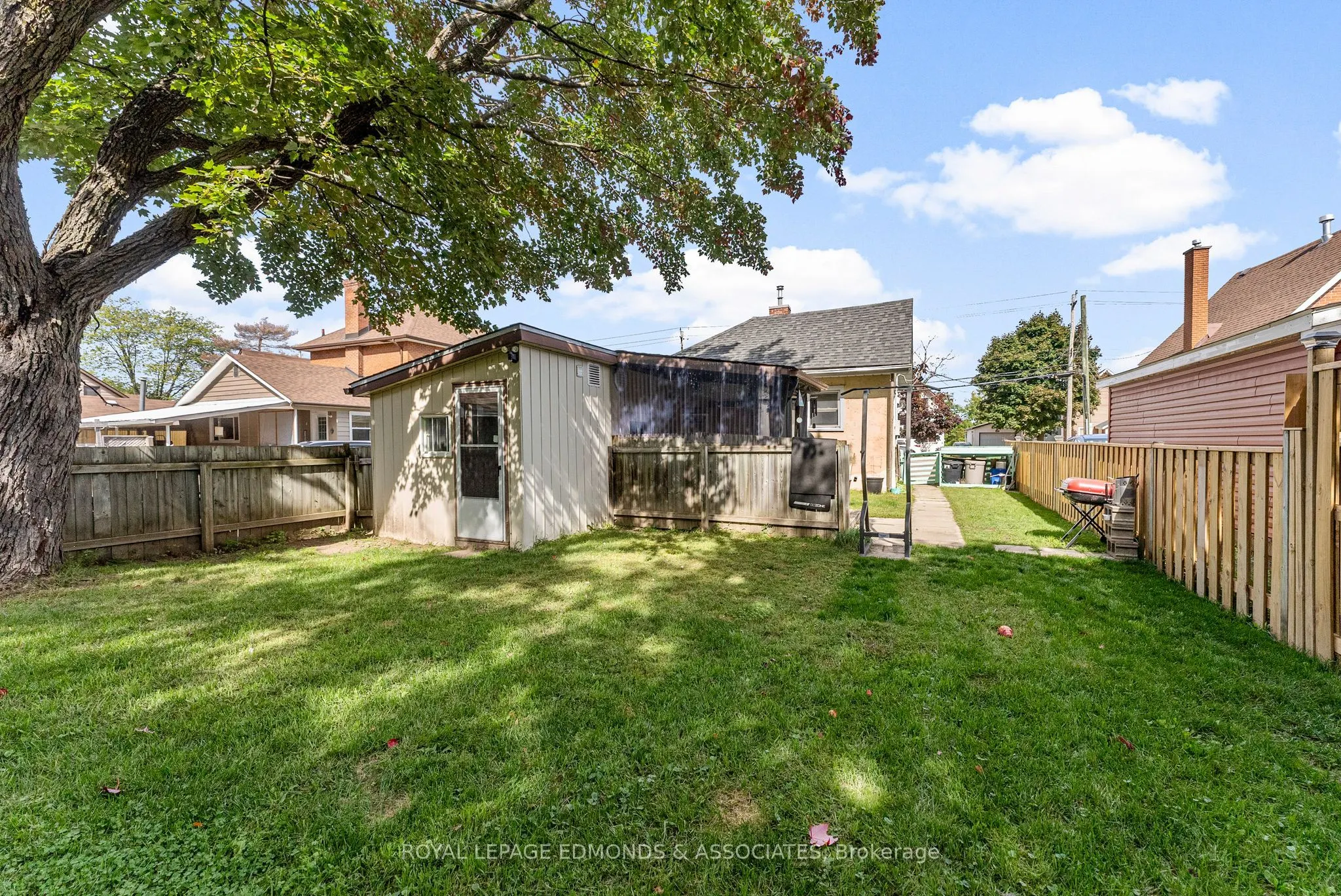 916 Pembroke Street W