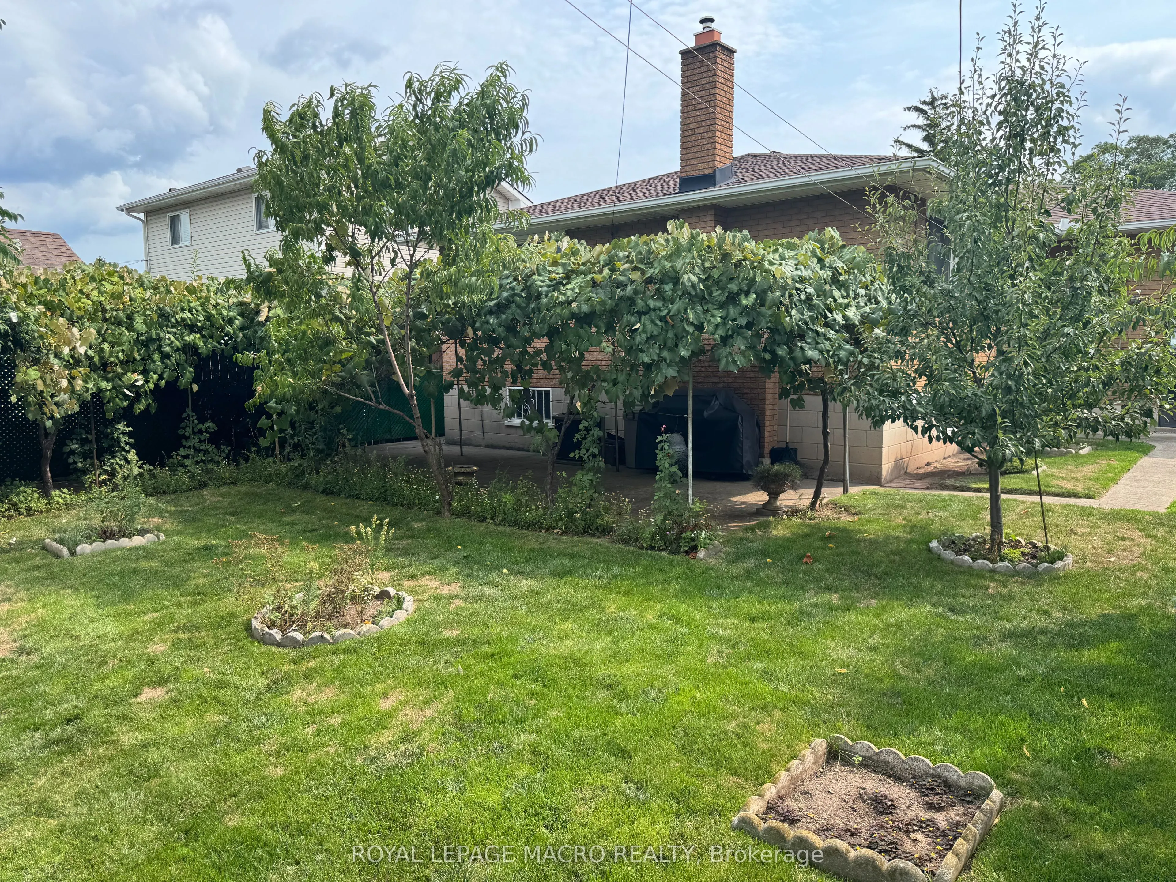 31 Adair Avenue N
