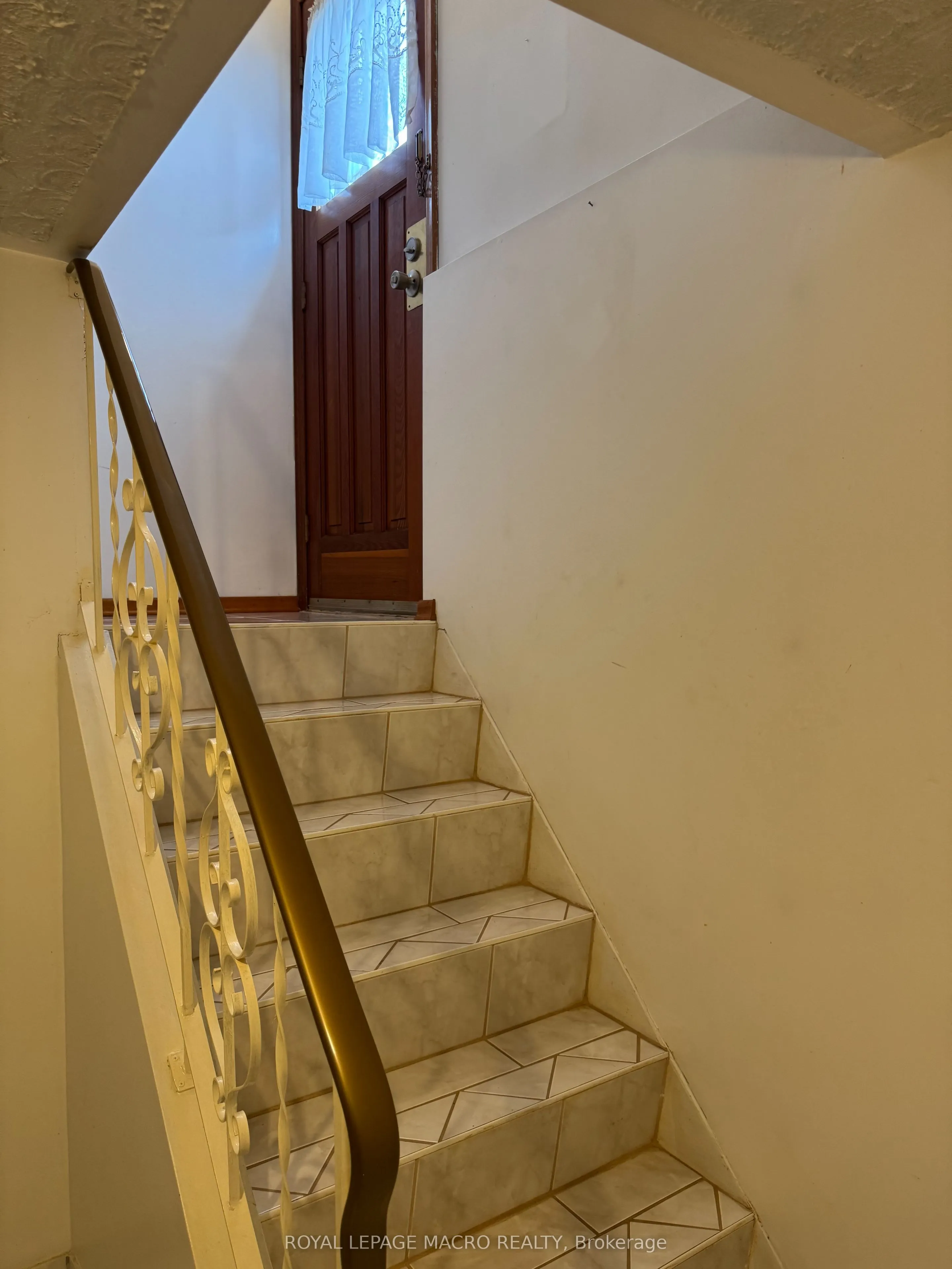 31 Adair Avenue N