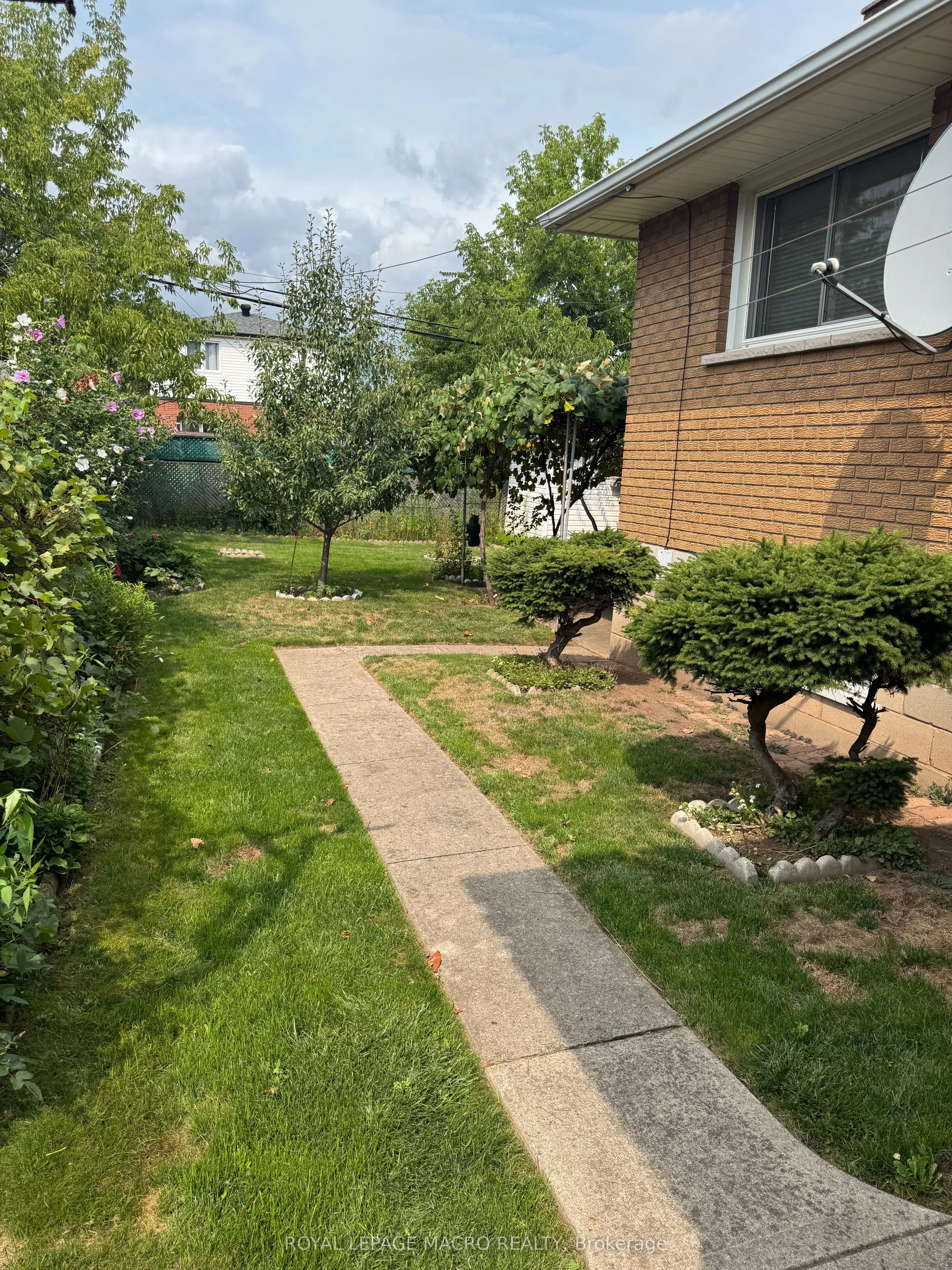 31 Adair Avenue N