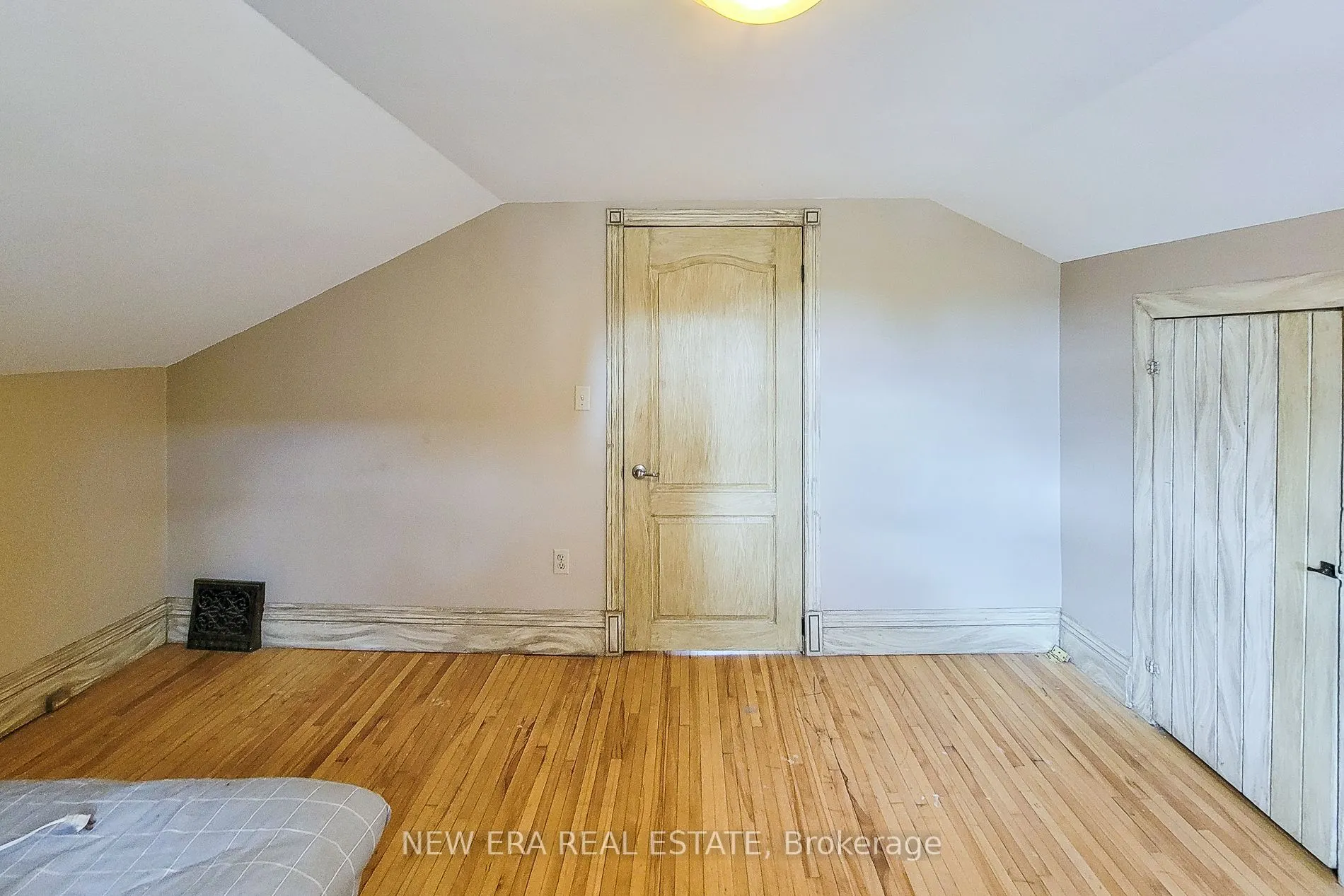 16 Welland Street S