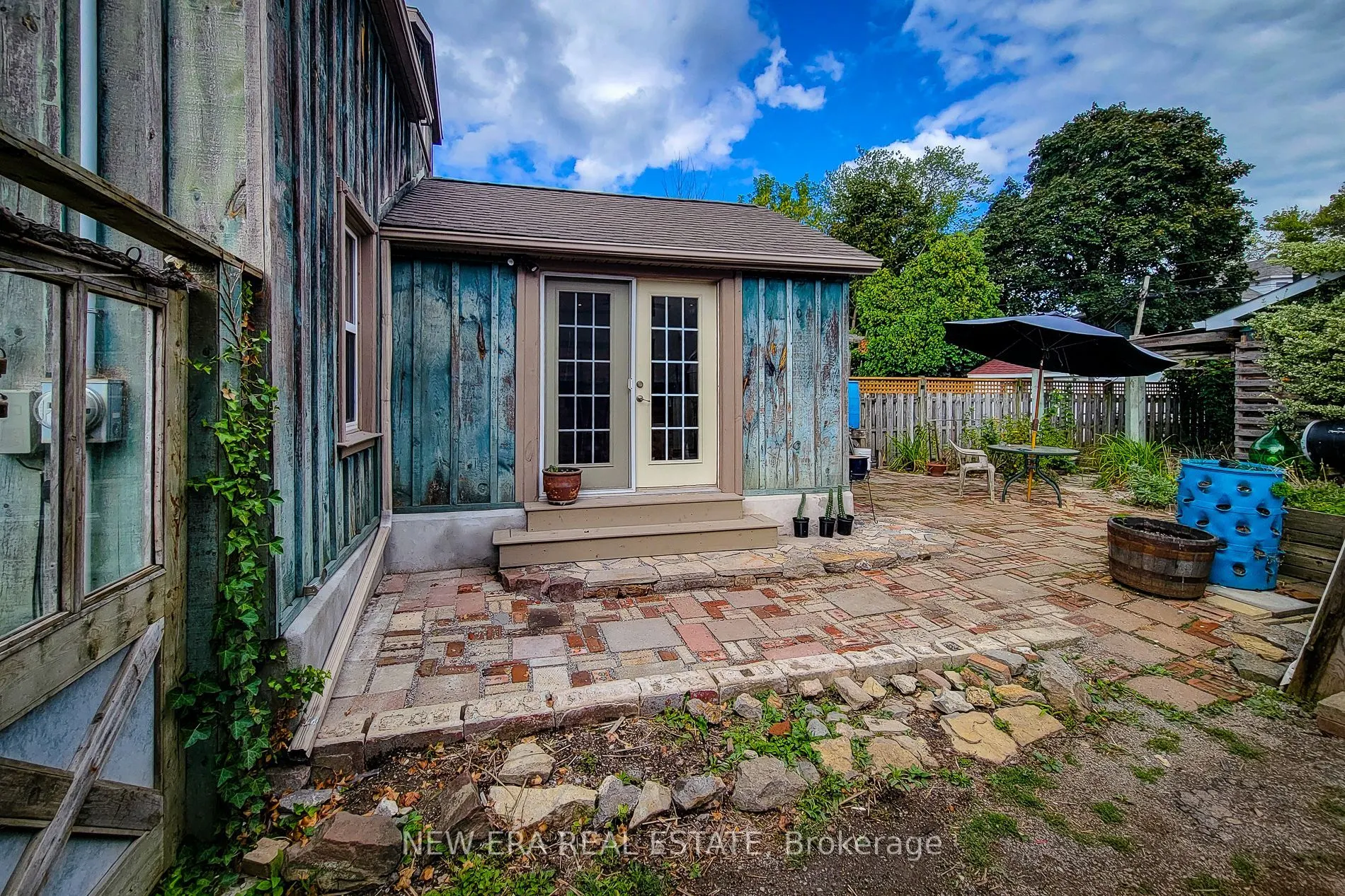 16 Welland Street S
