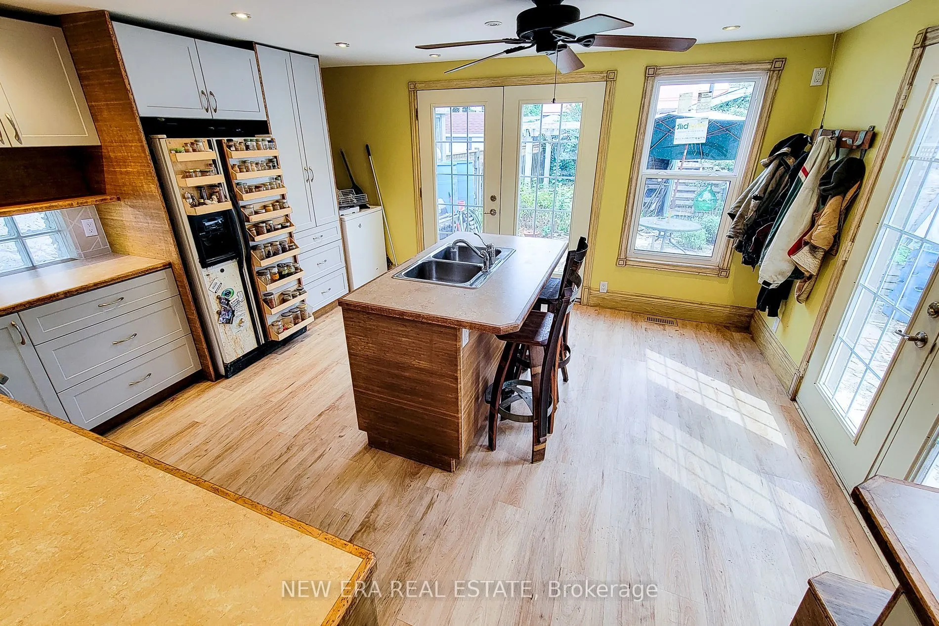 16 Welland Street S