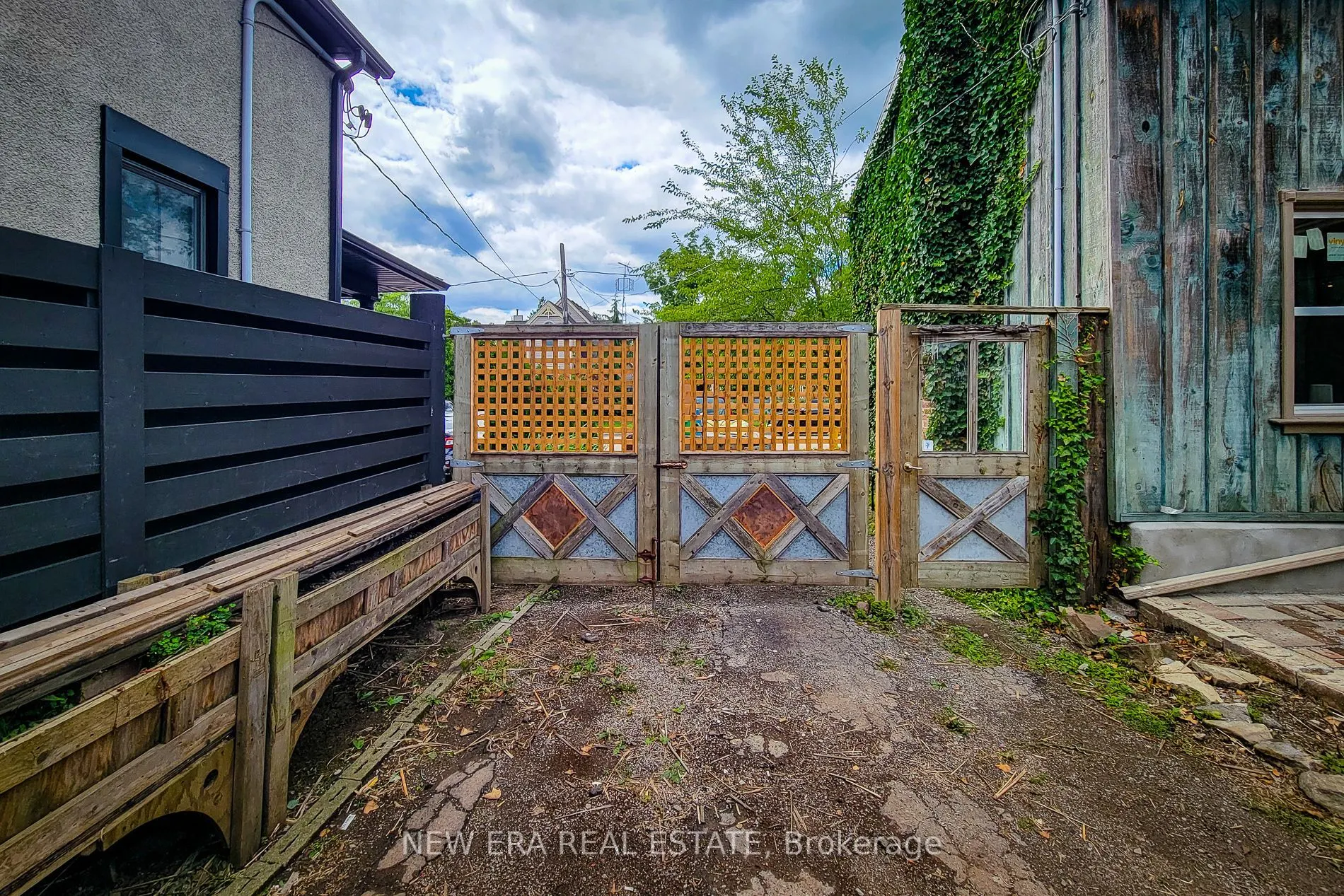 16 Welland Street S