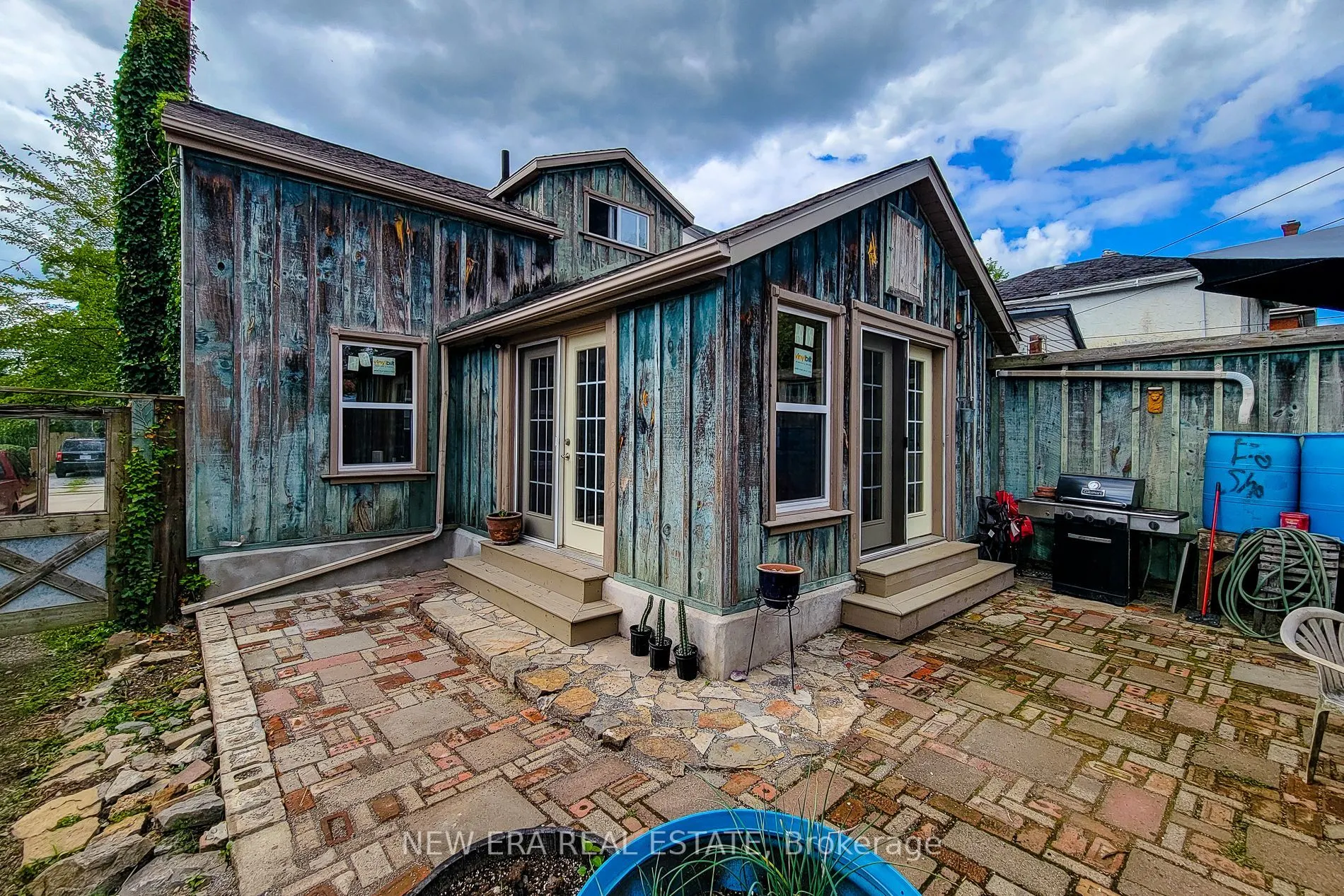 16 Welland Street S