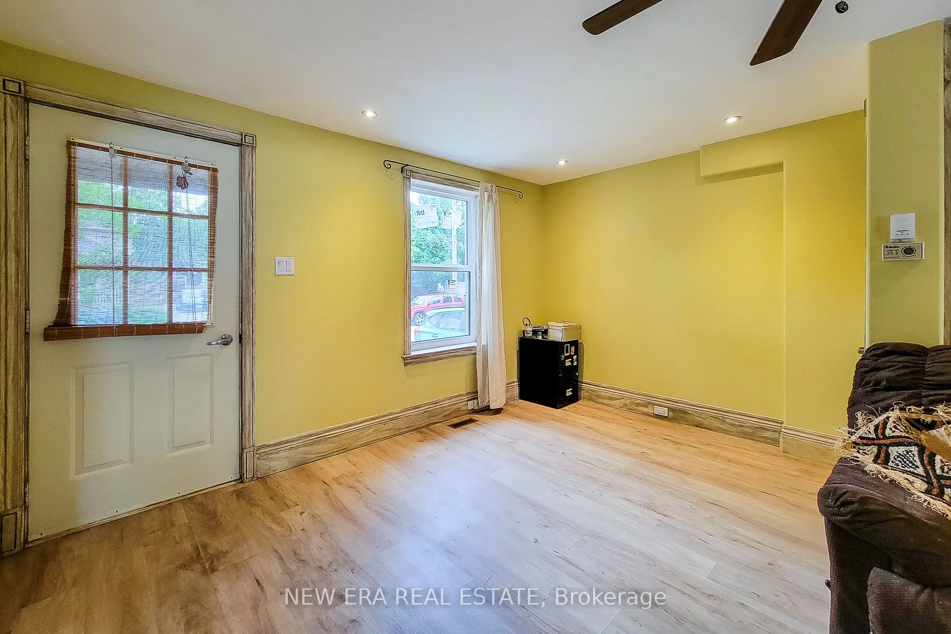16 Welland Street S