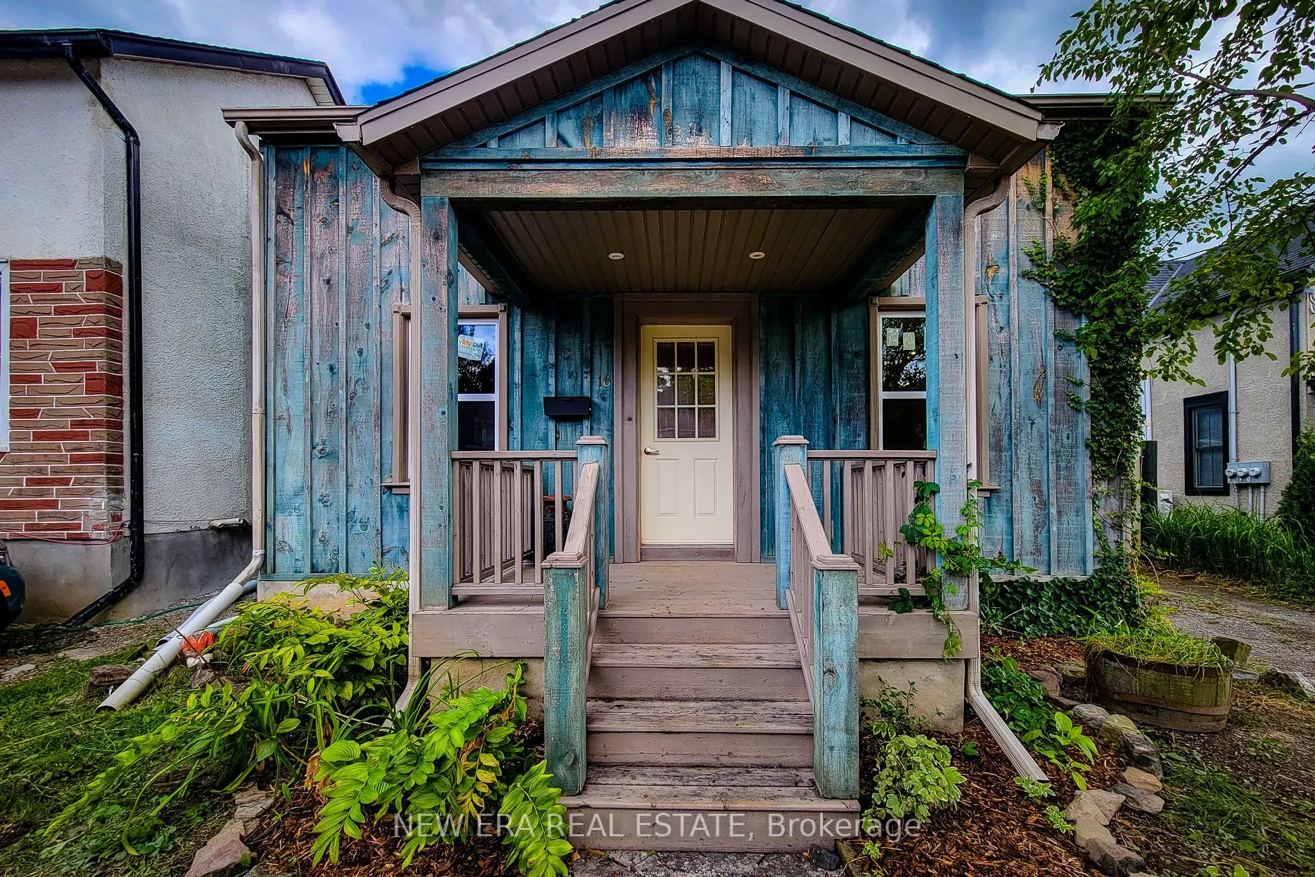 16 Welland Street S