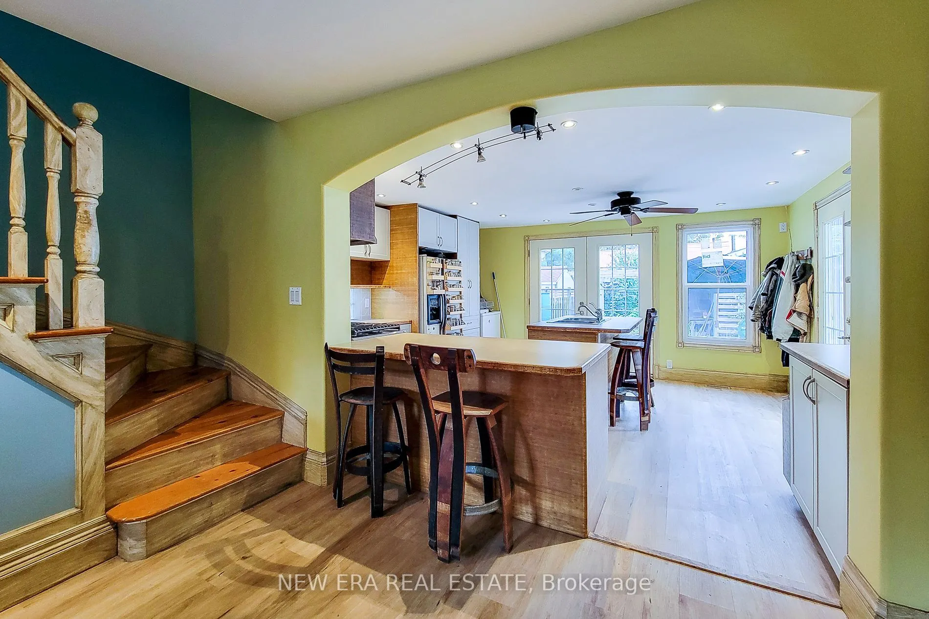 16 Welland Street S