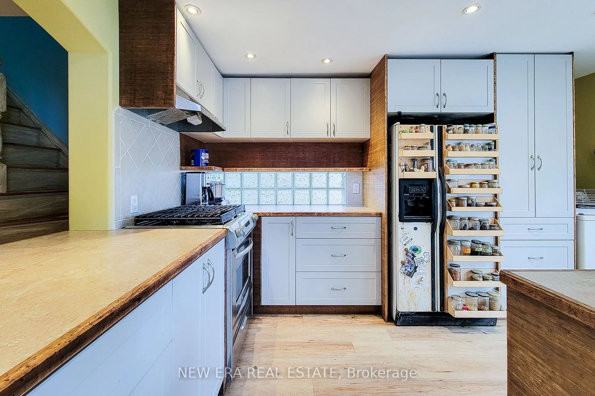 16 Welland Street S