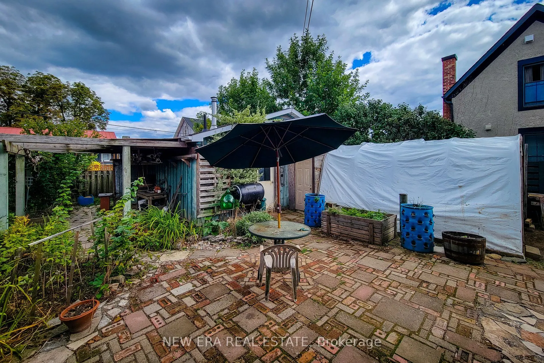 16 Welland Street S