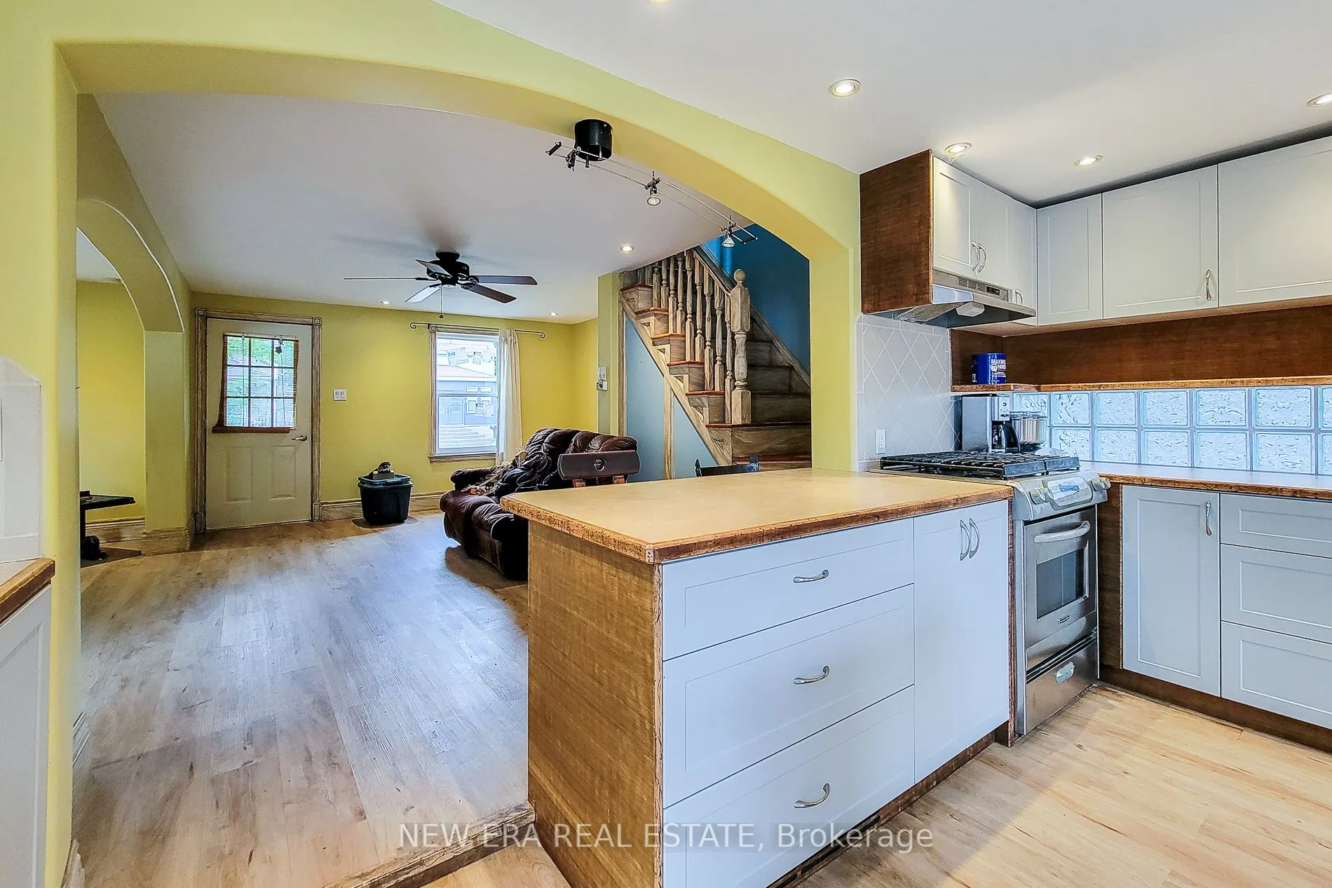 16 Welland Street S