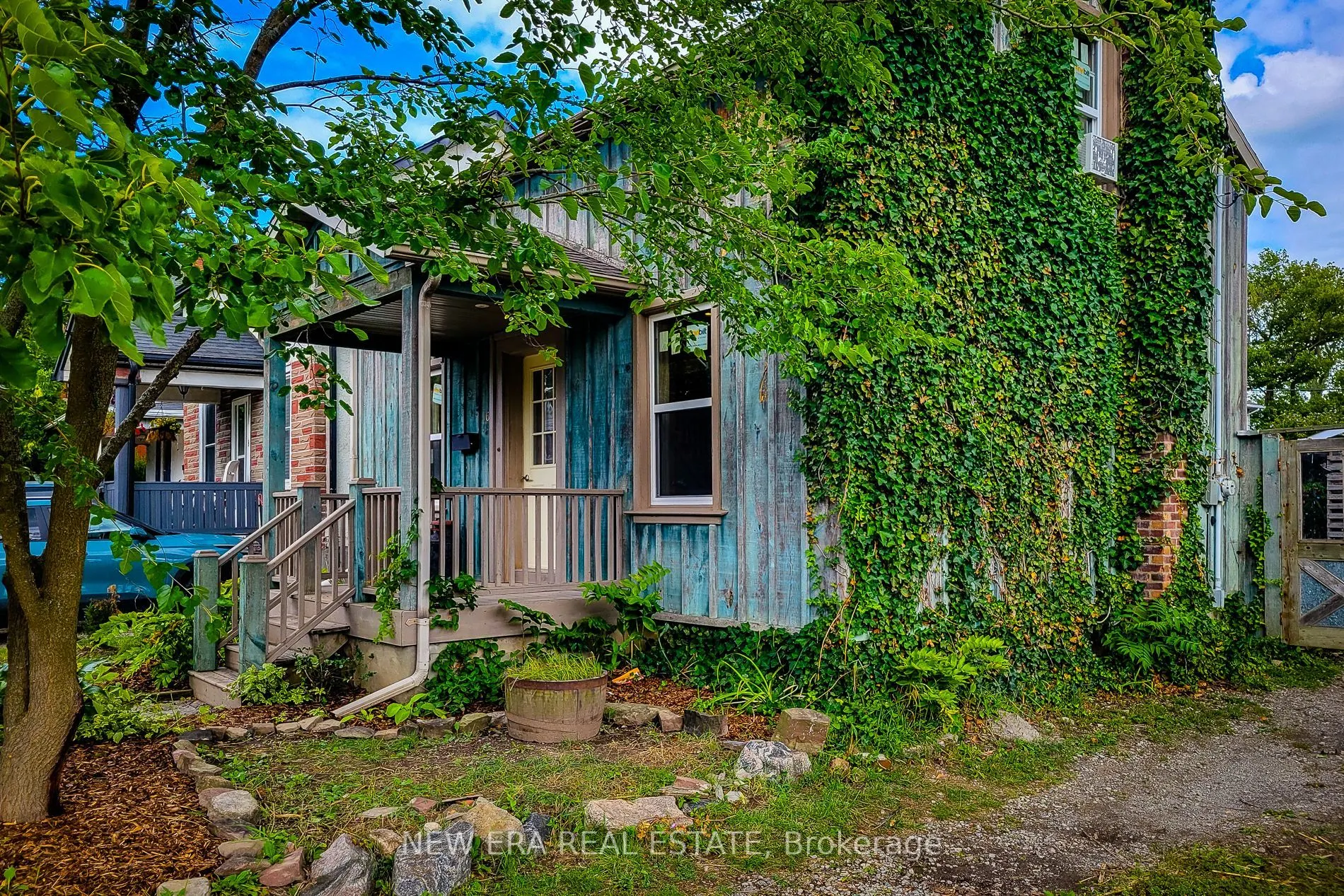 16 Welland Street S