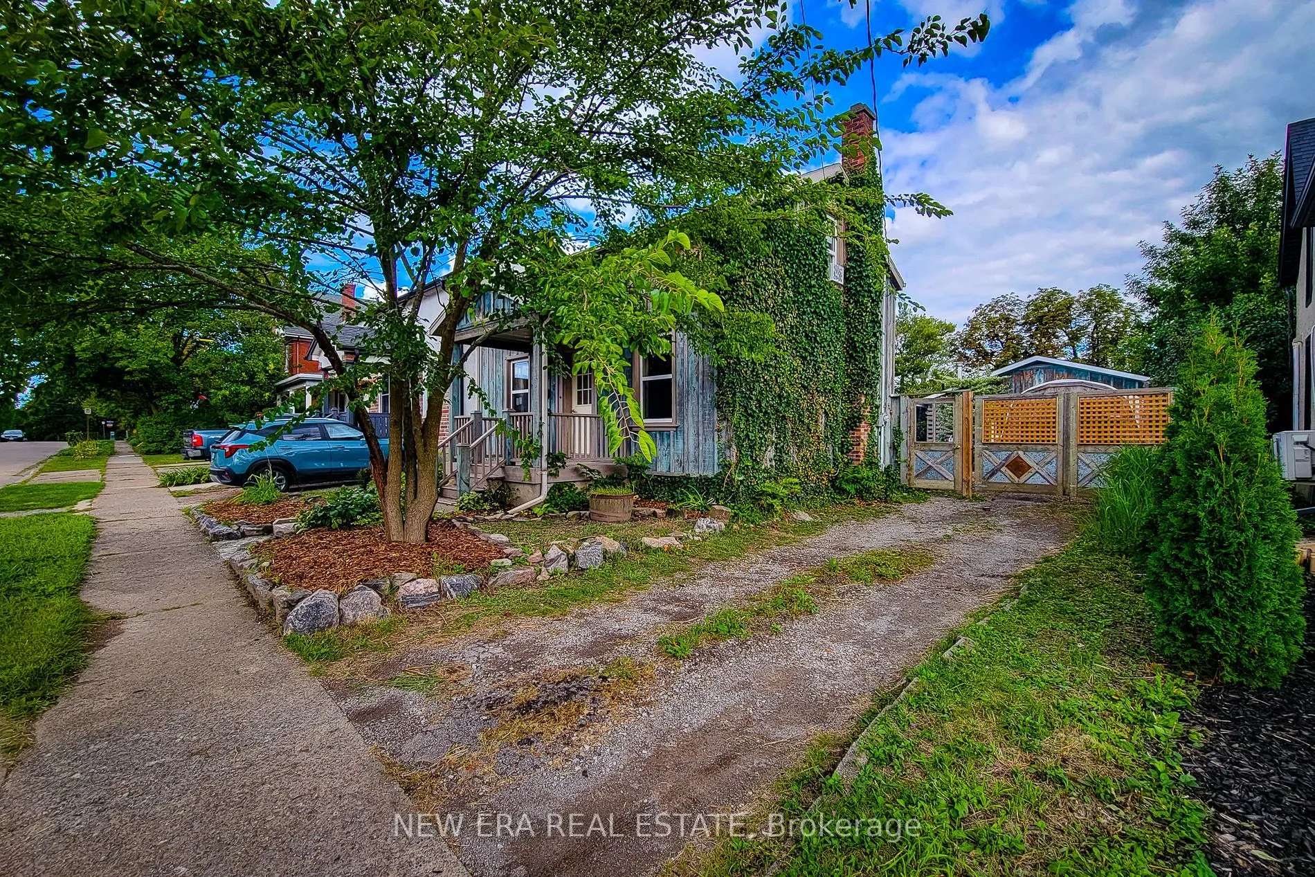 16 Welland Street S
