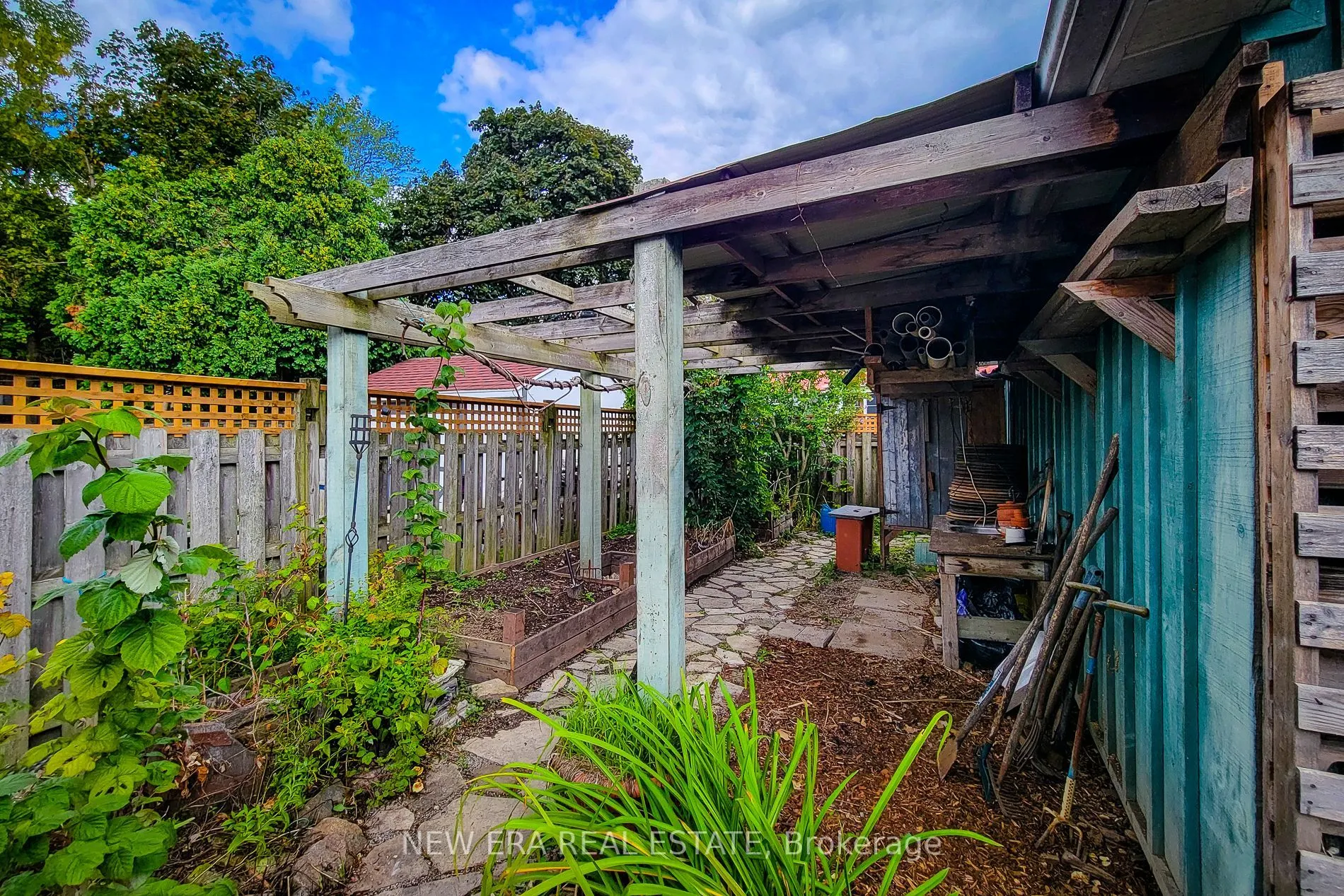 16 Welland Street S