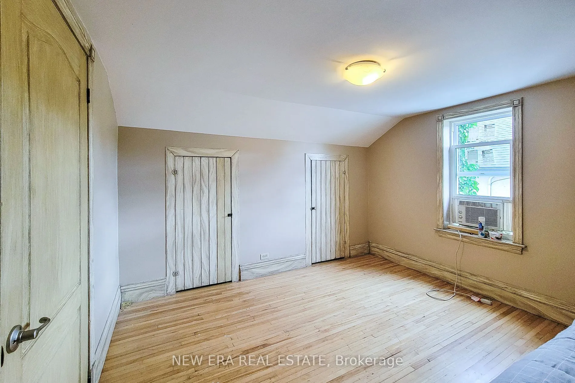 16 Welland Street S