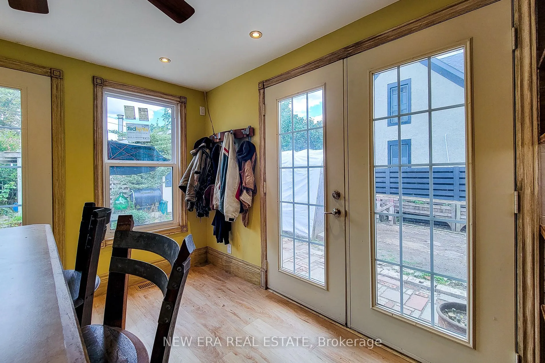 16 Welland Street S
