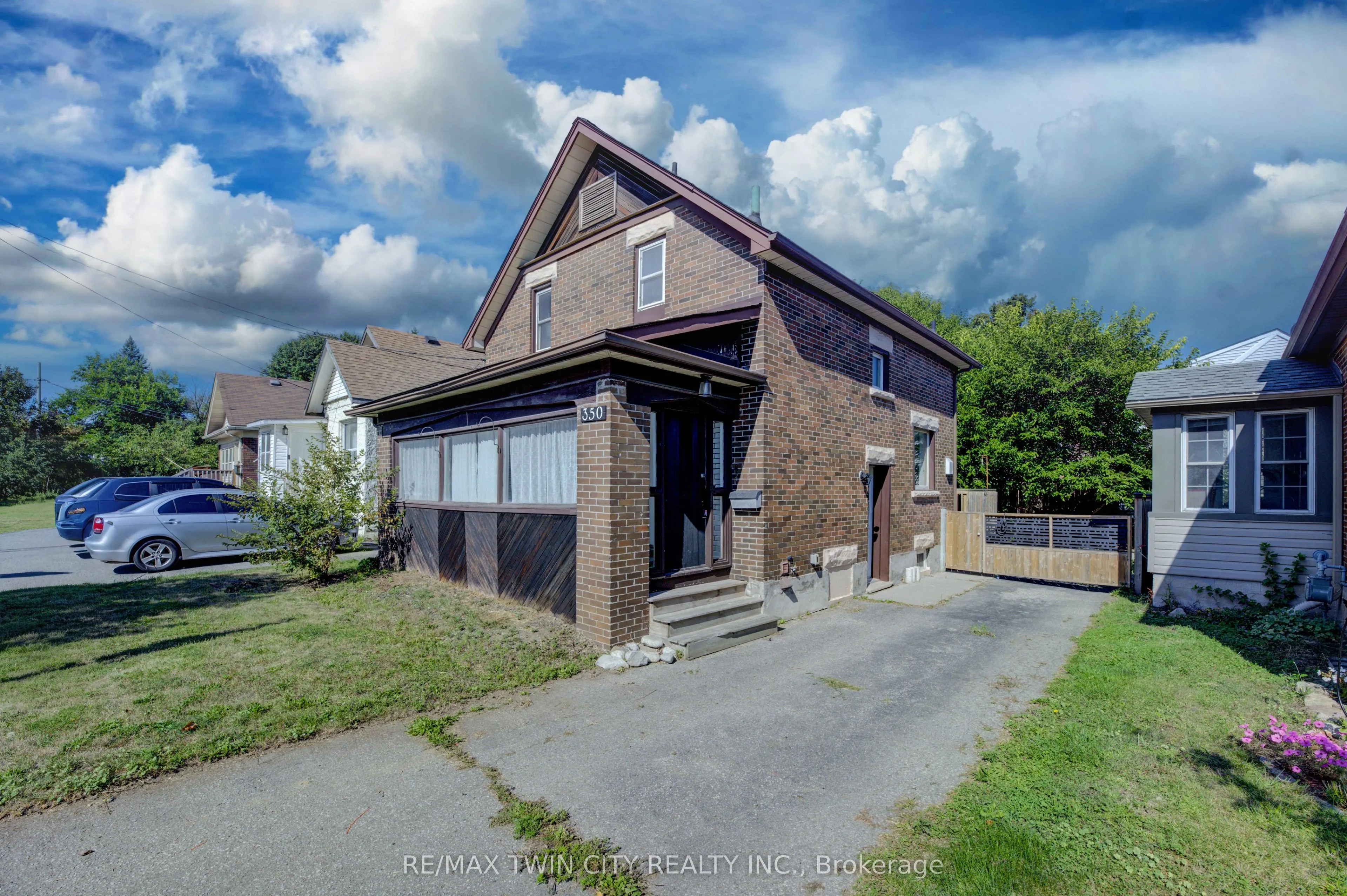 350 Victoria Street S