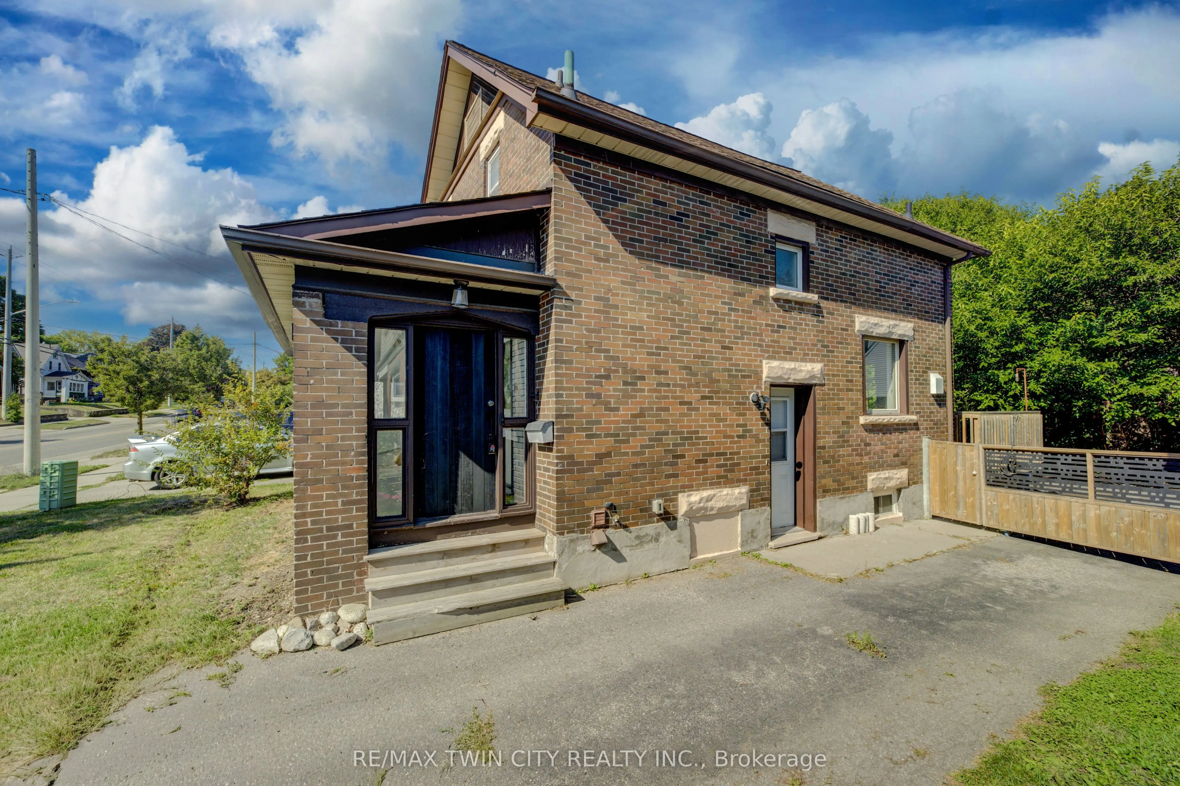 350 Victoria Street S