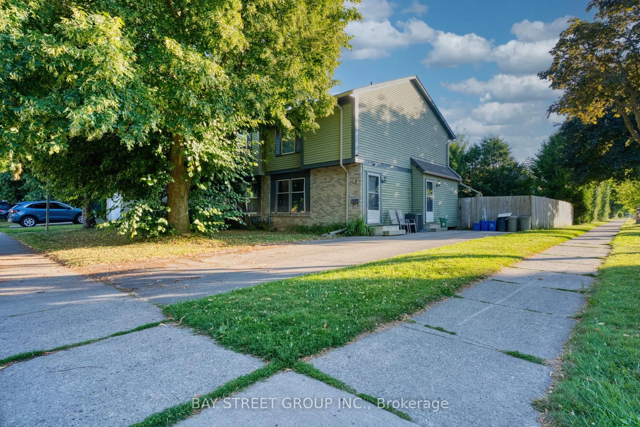 1 RANCHWOOD Crescent