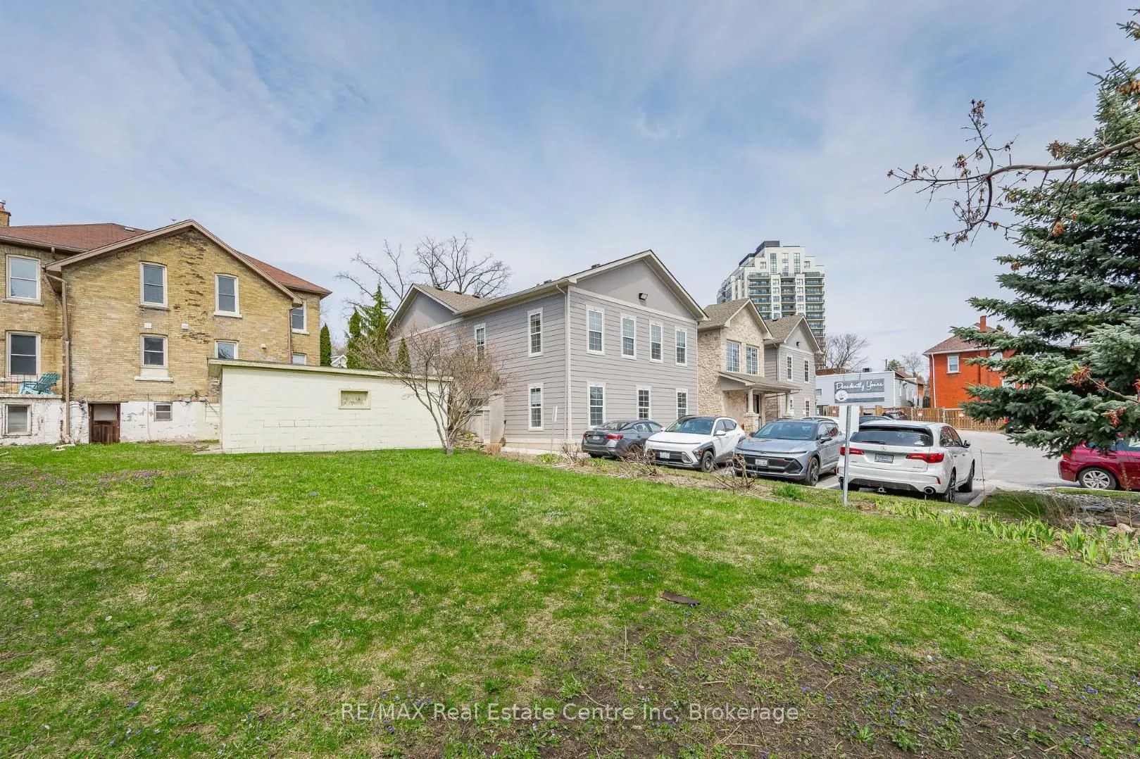 103 Surrey Street E