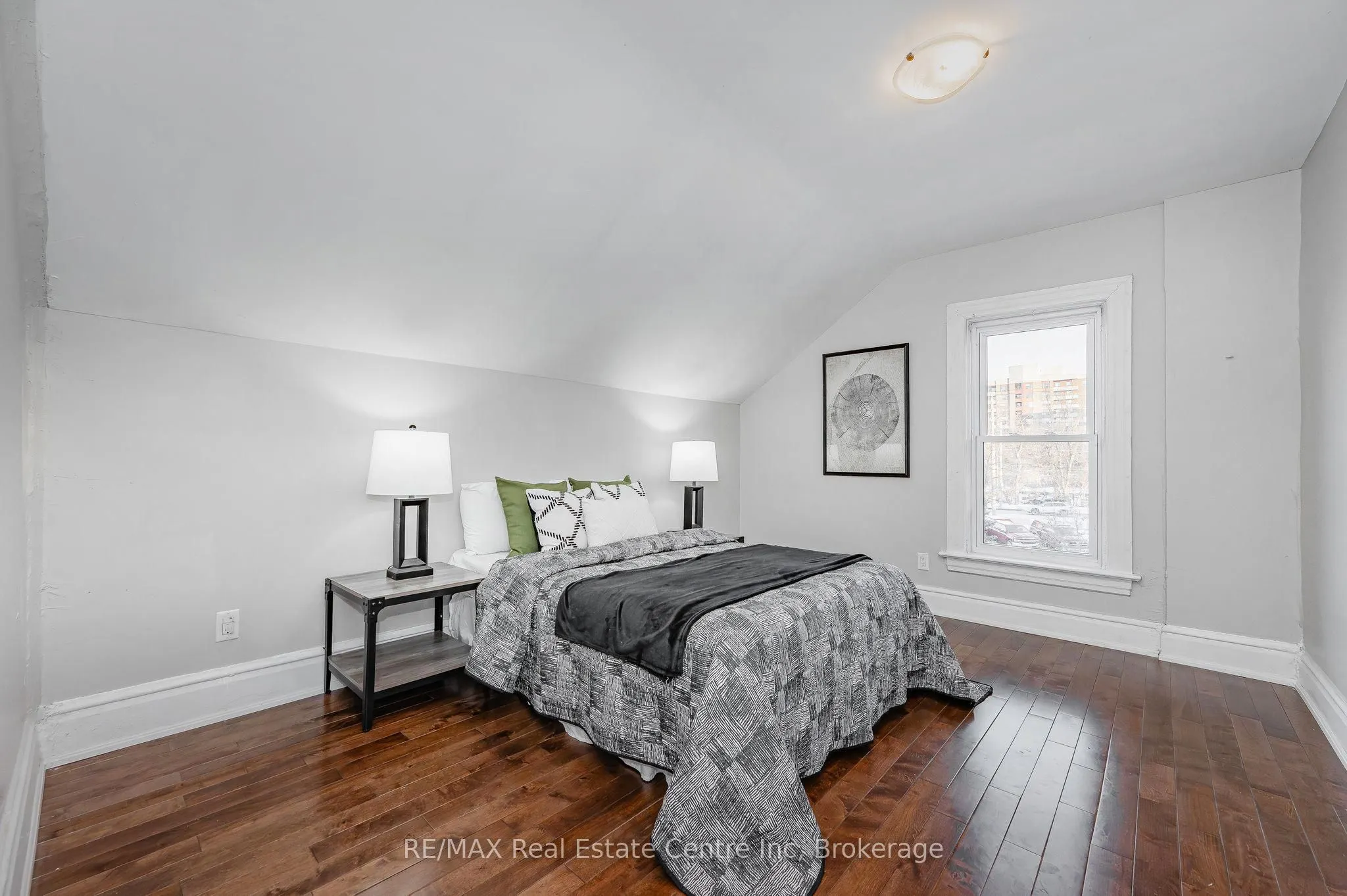 103 Surrey Street E