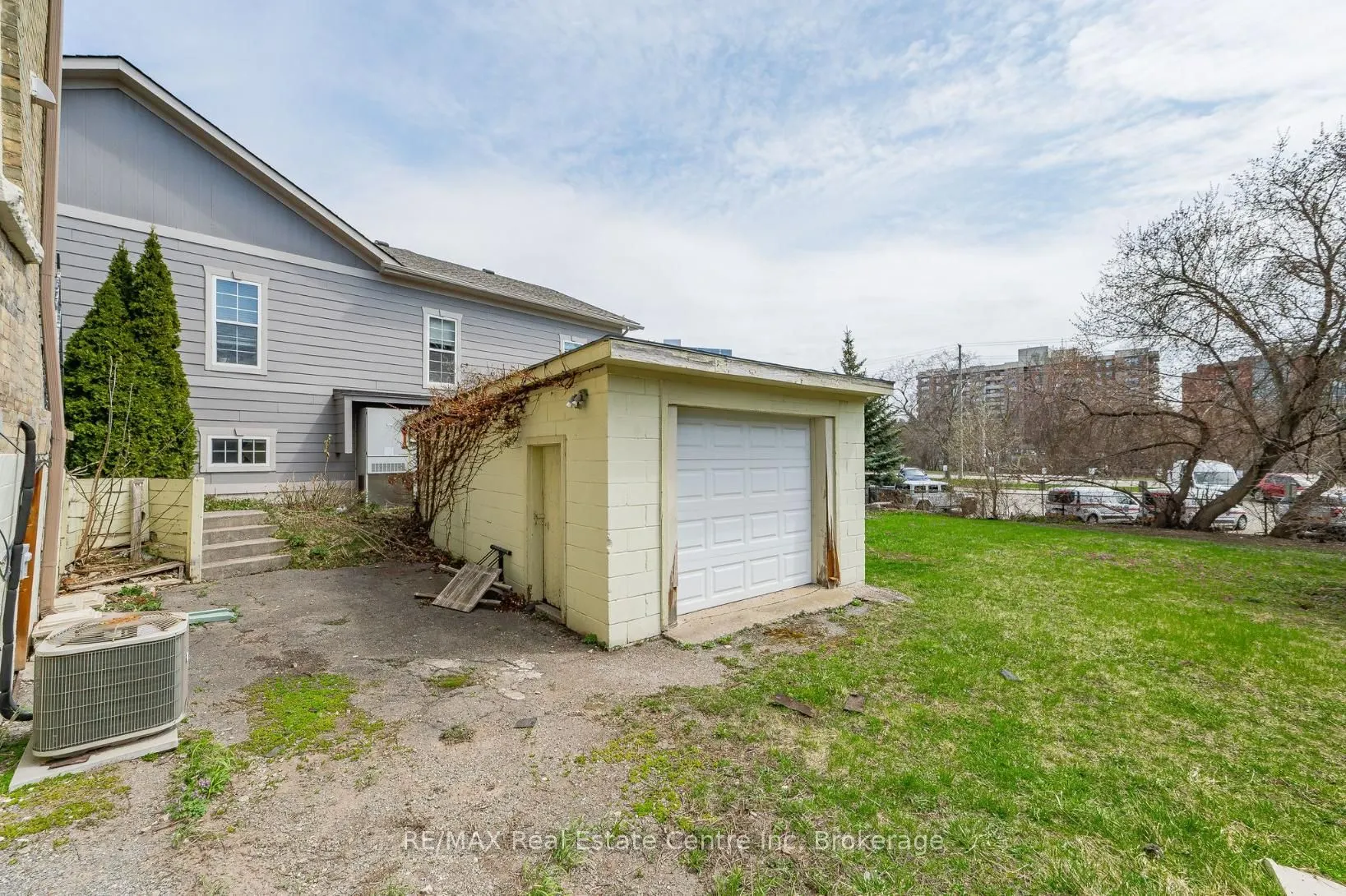 103 Surrey Street E