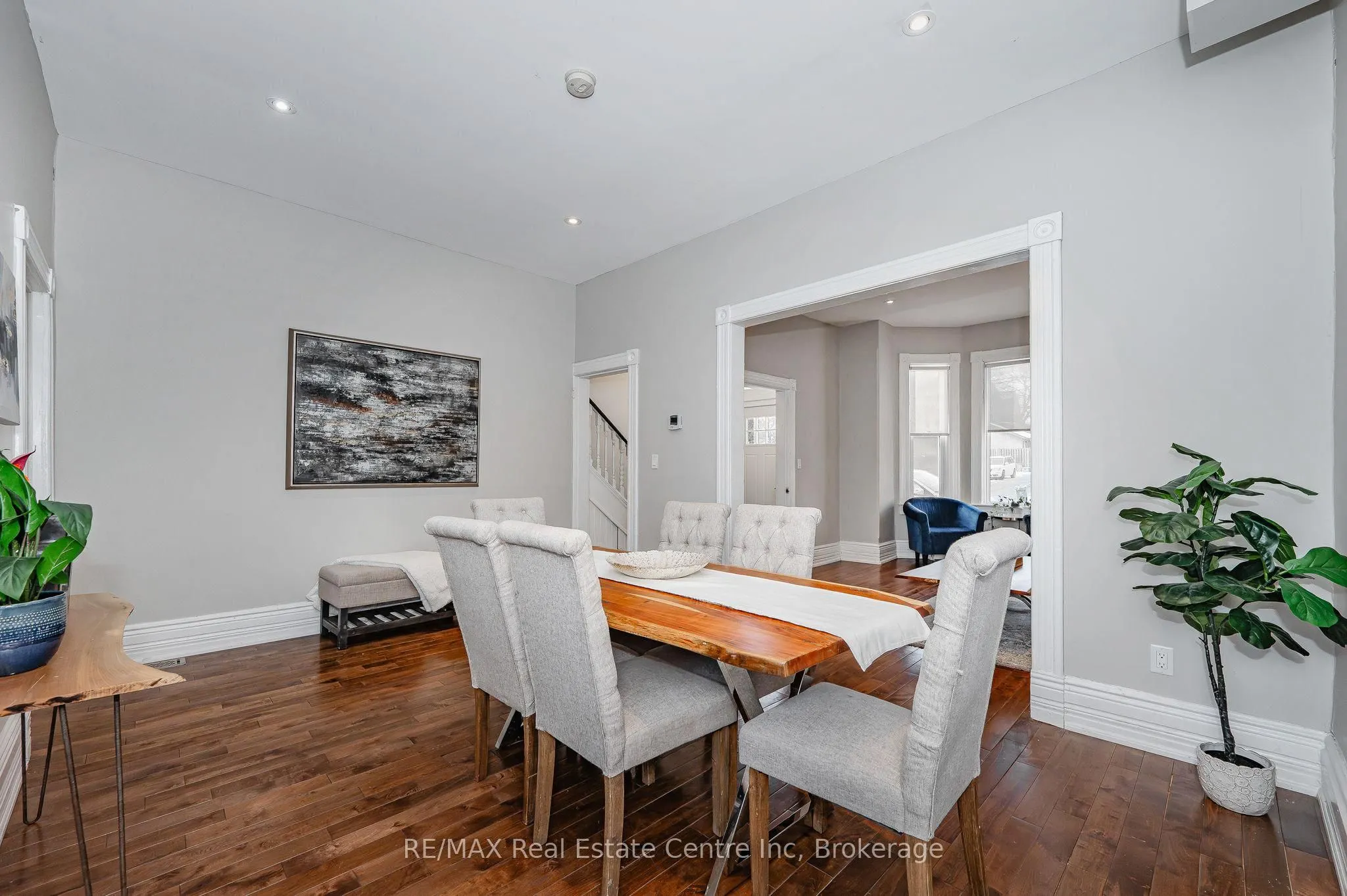 103 Surrey Street E