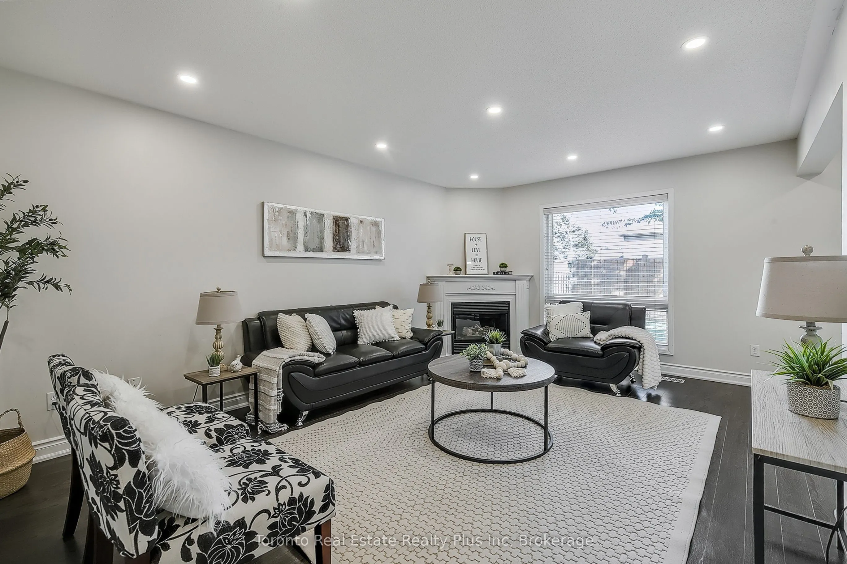 35 Langlaw Drive