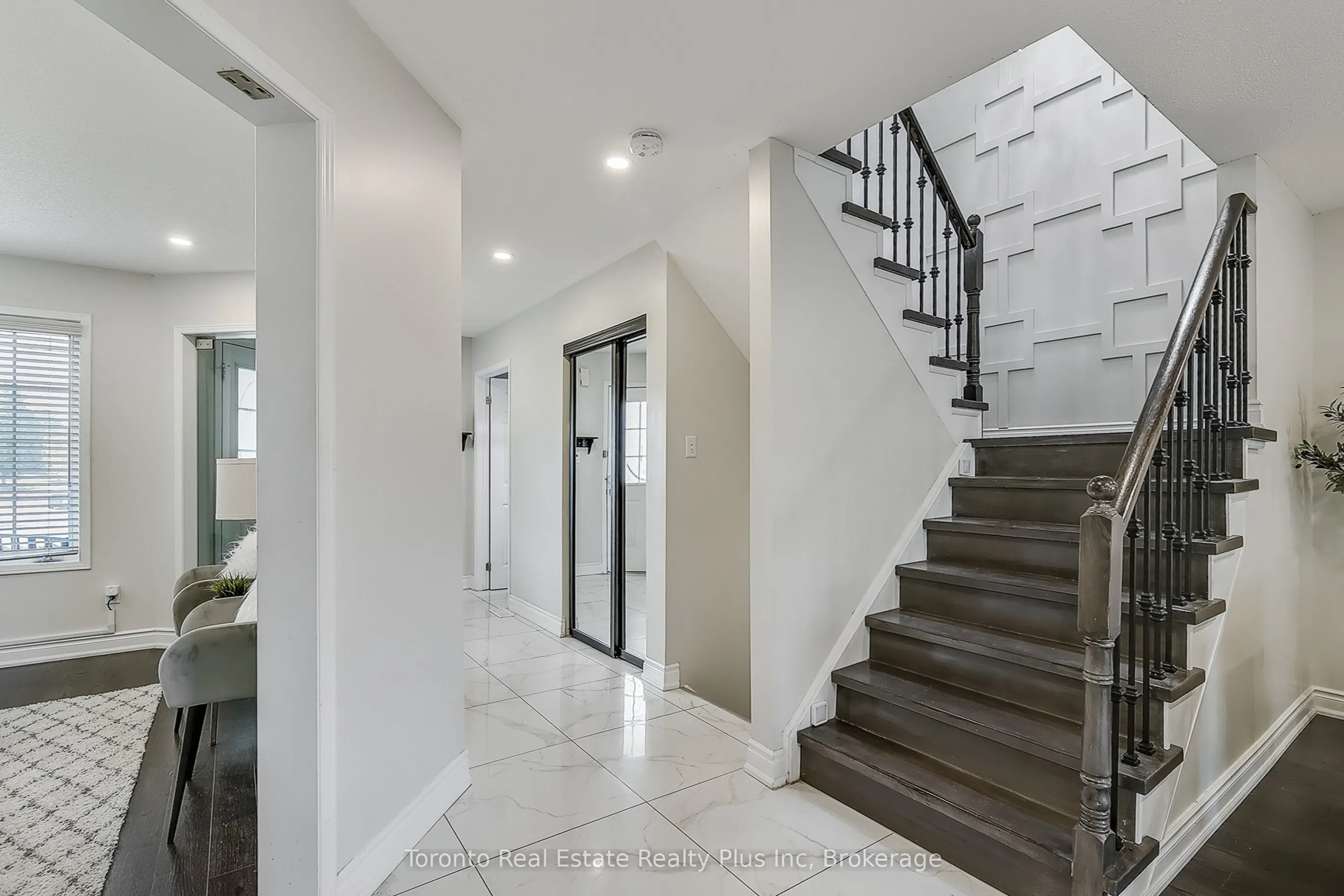 35 Langlaw Drive