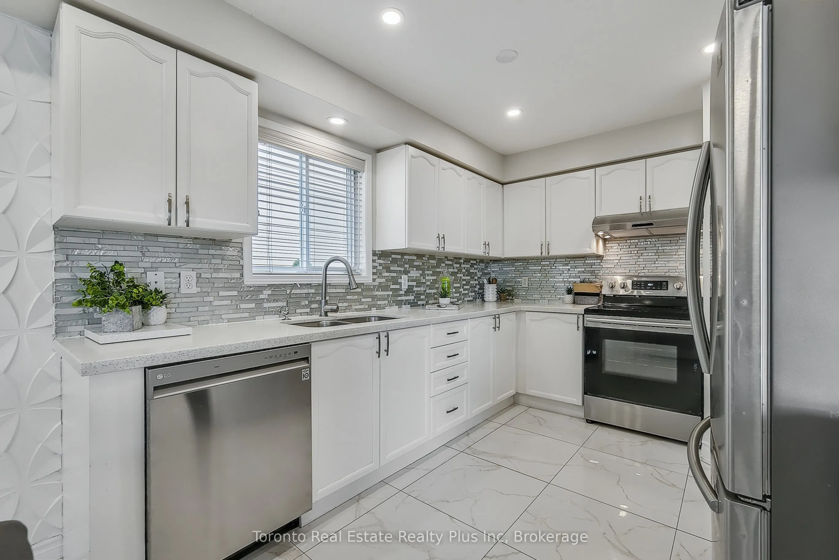 35 Langlaw Drive