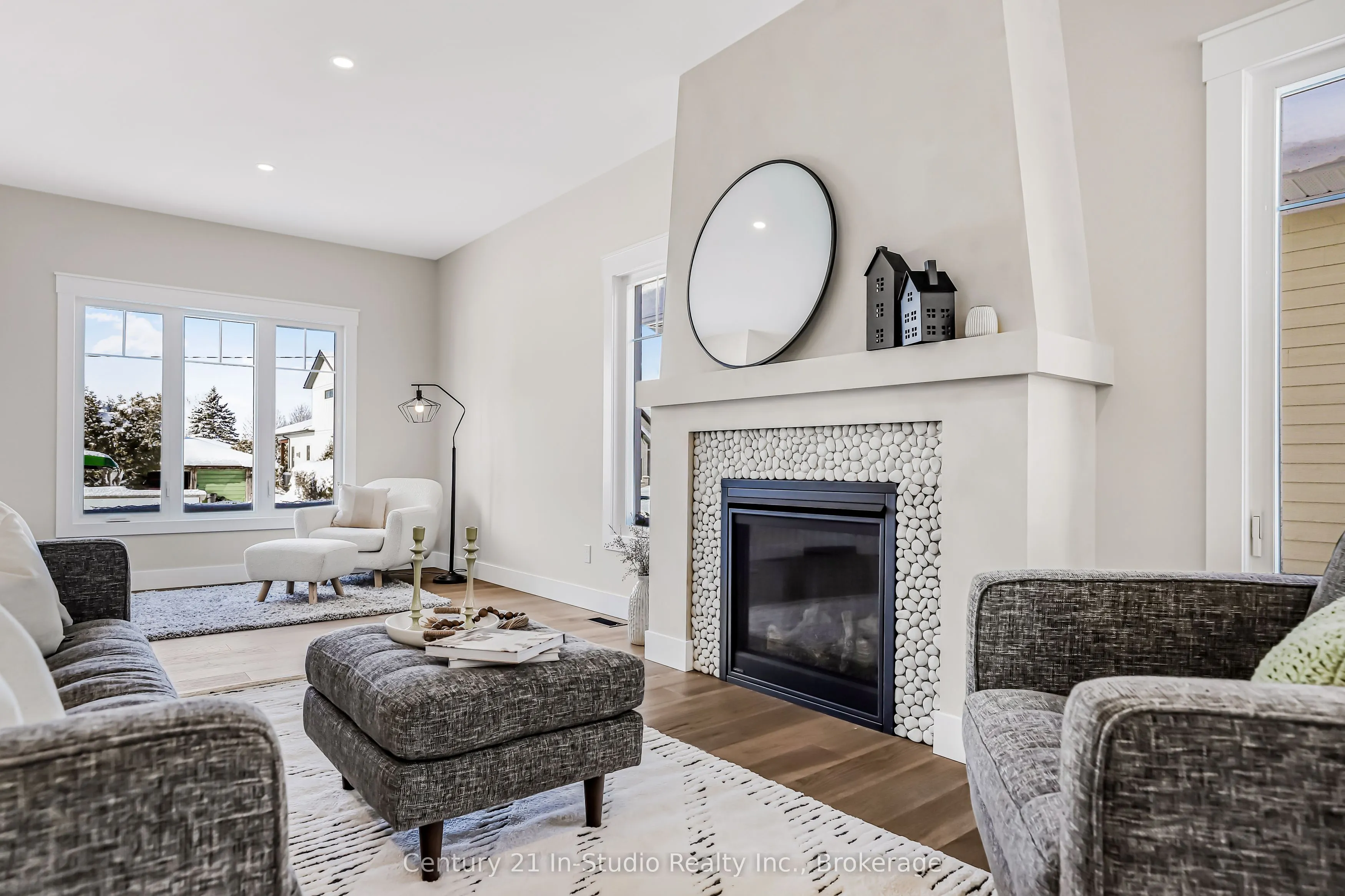 3 Grenville Street N