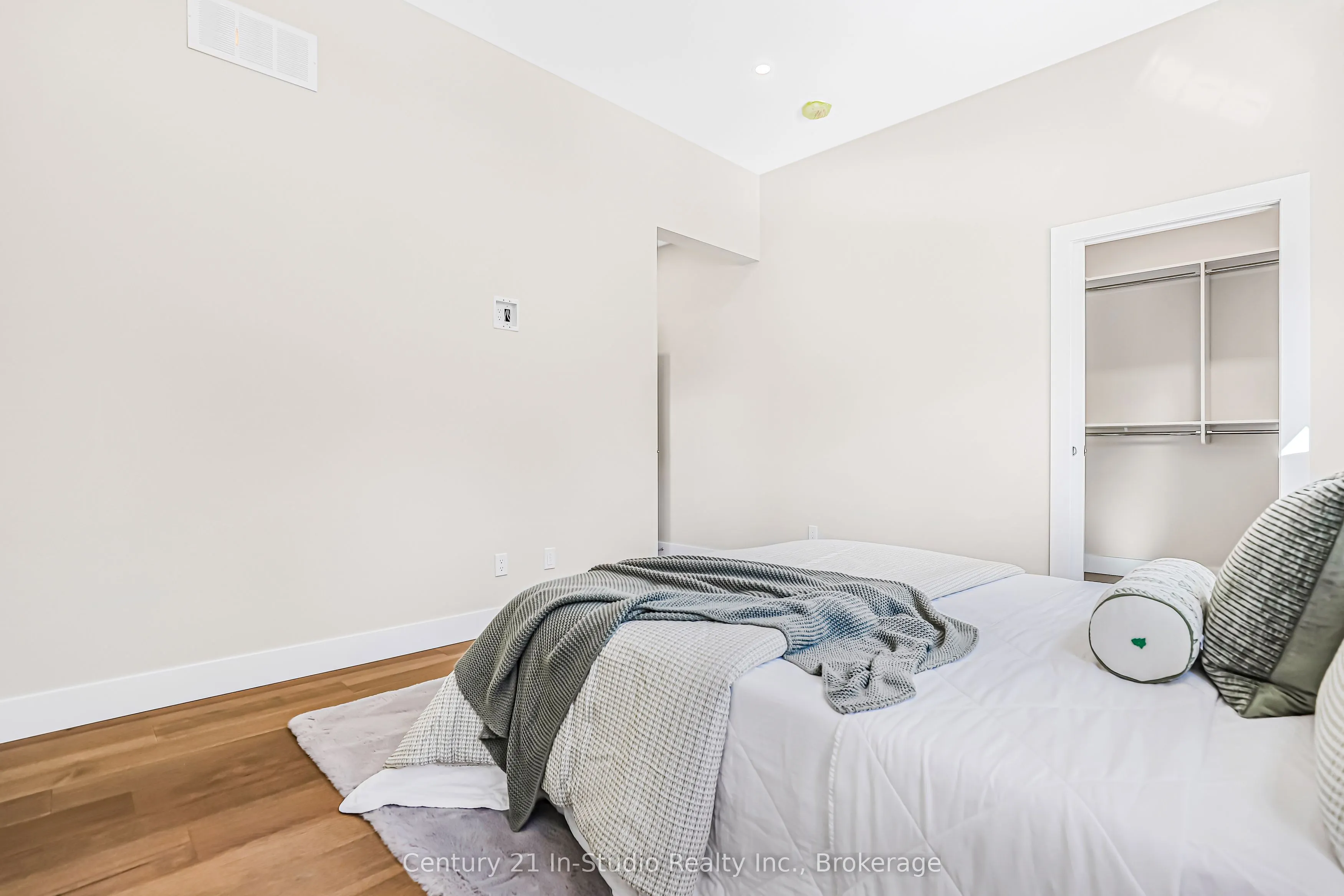 3 Grenville Street N
