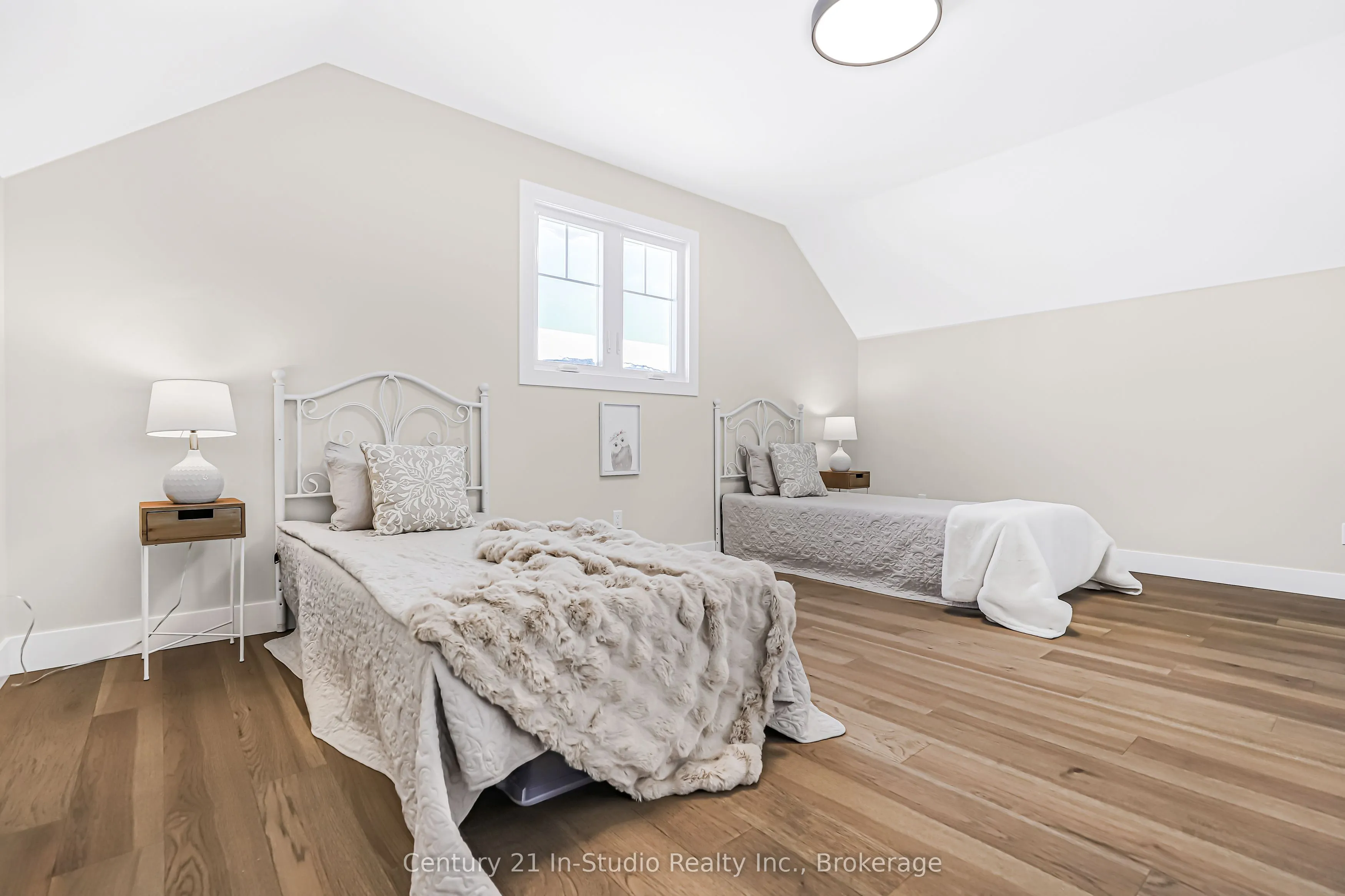 3 Grenville Street N
