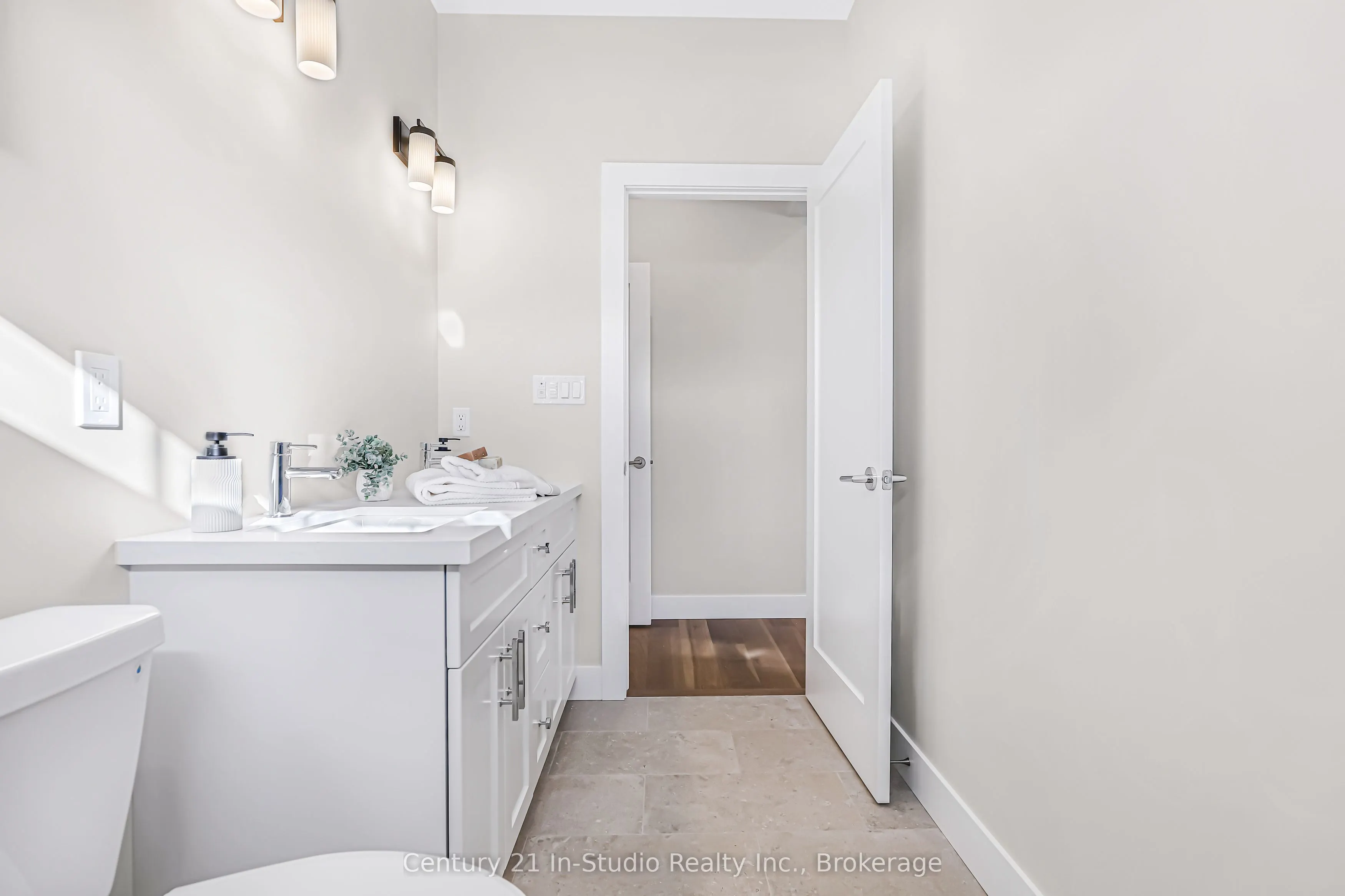 3 Grenville Street N