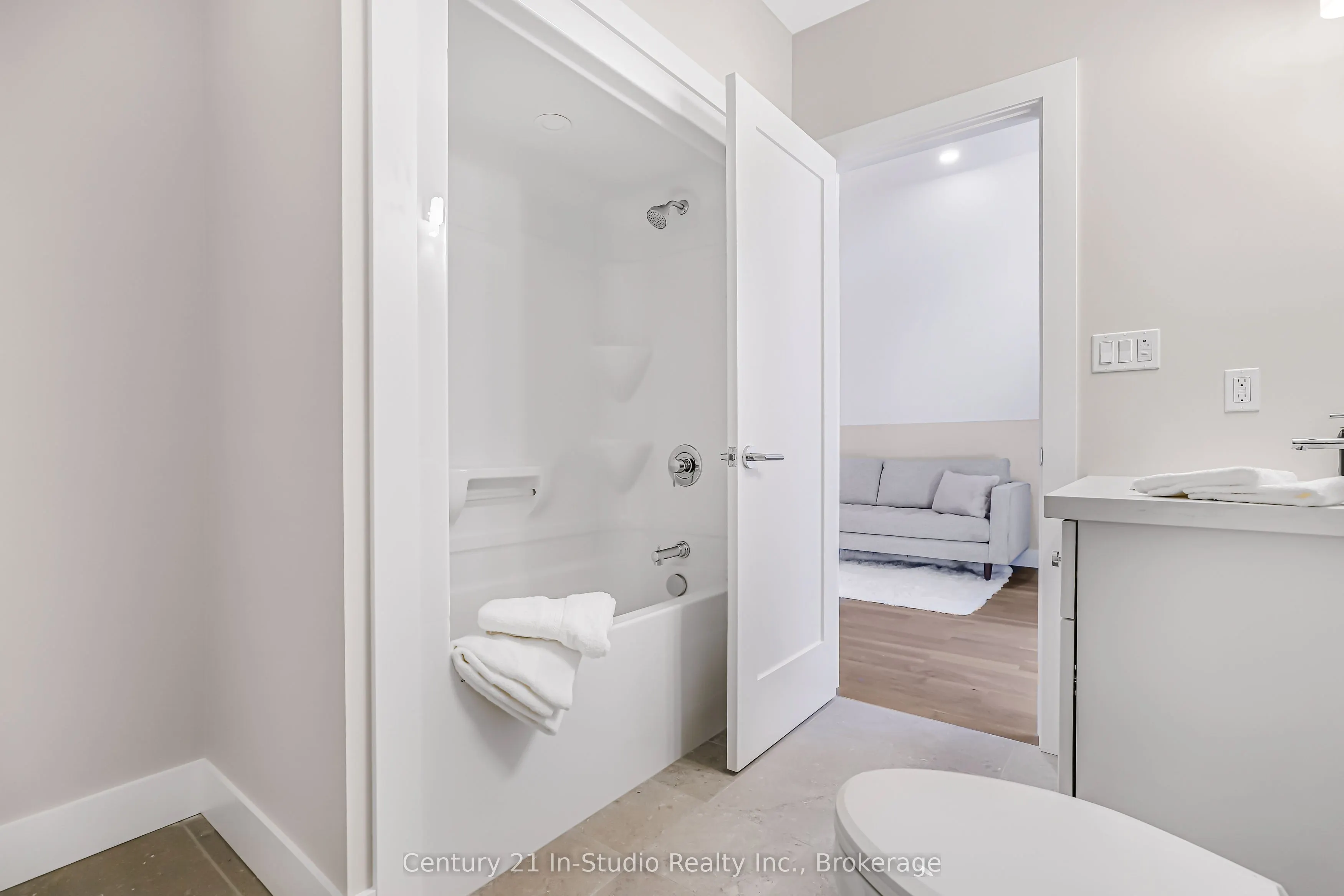3 Grenville Street N