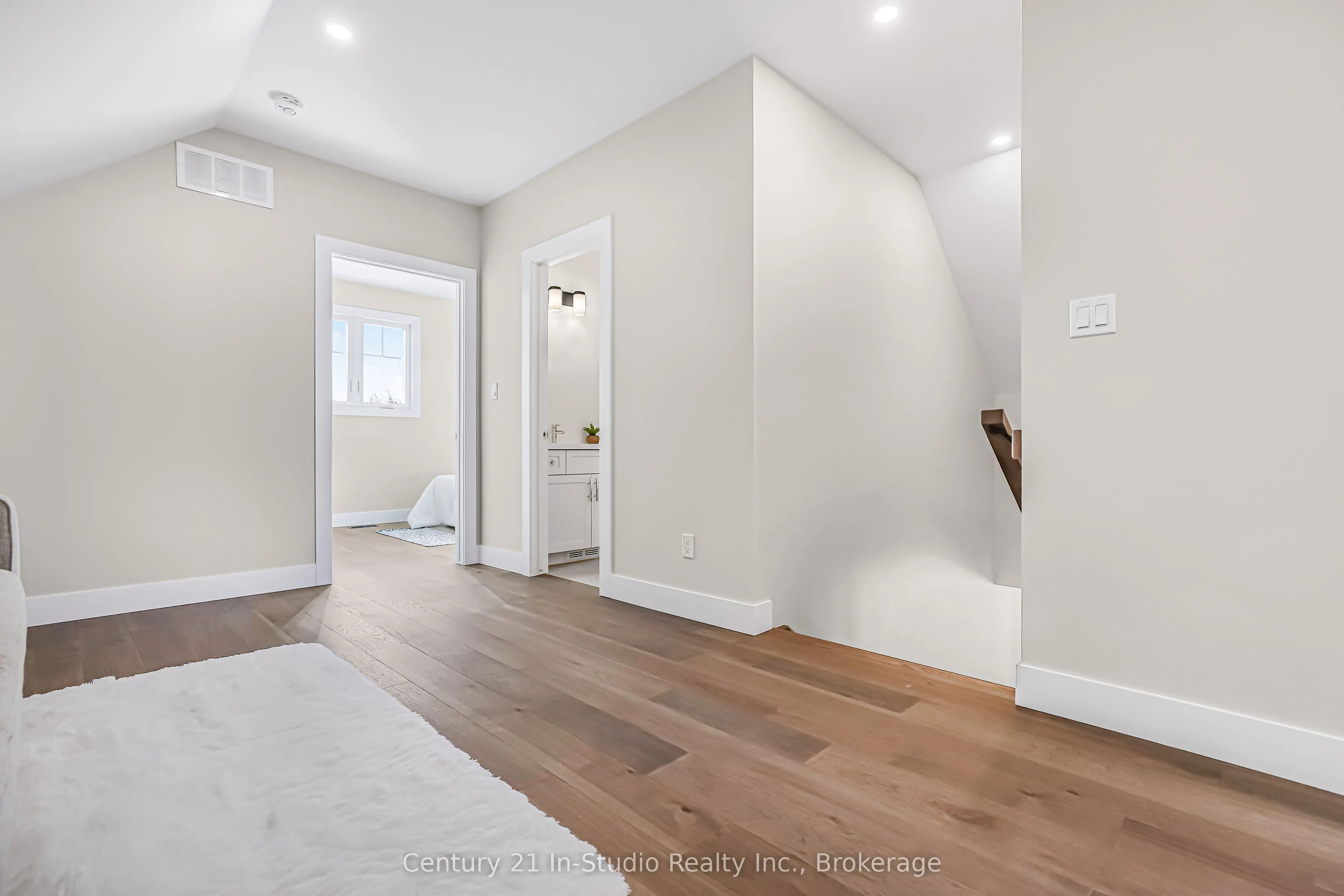 3 Grenville Street N