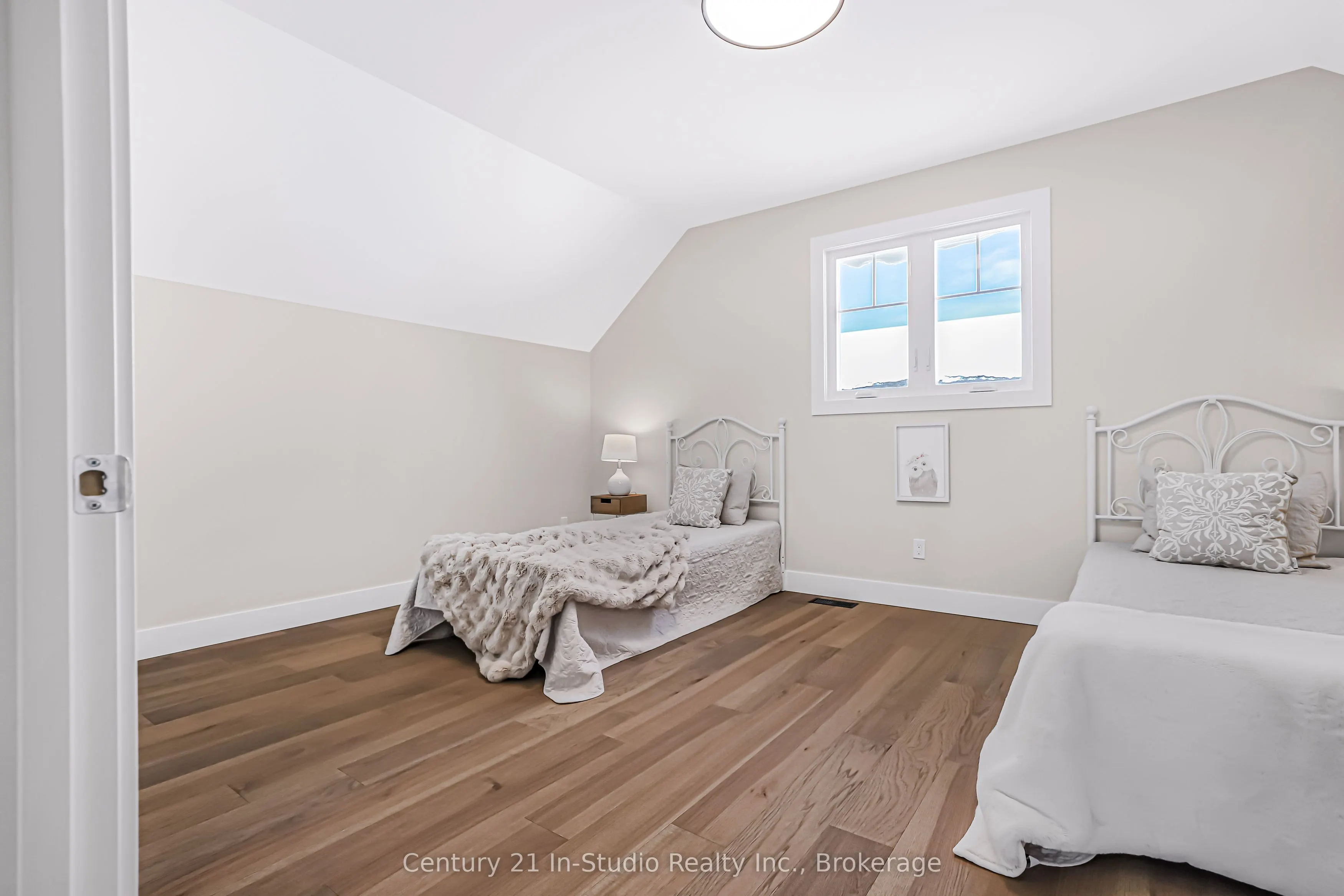 3 Grenville Street N