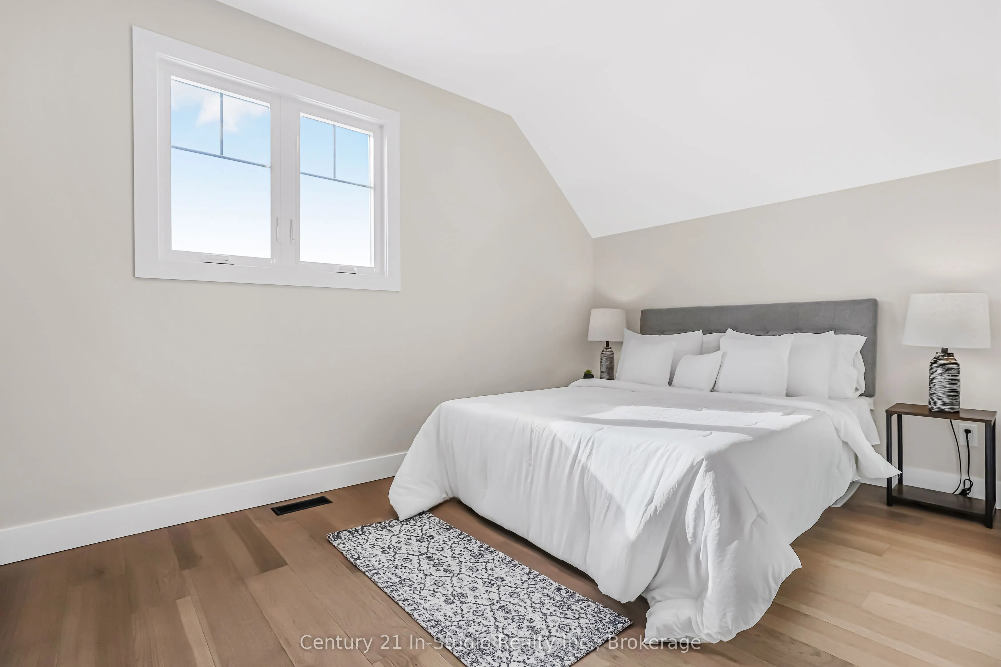 3 Grenville Street N