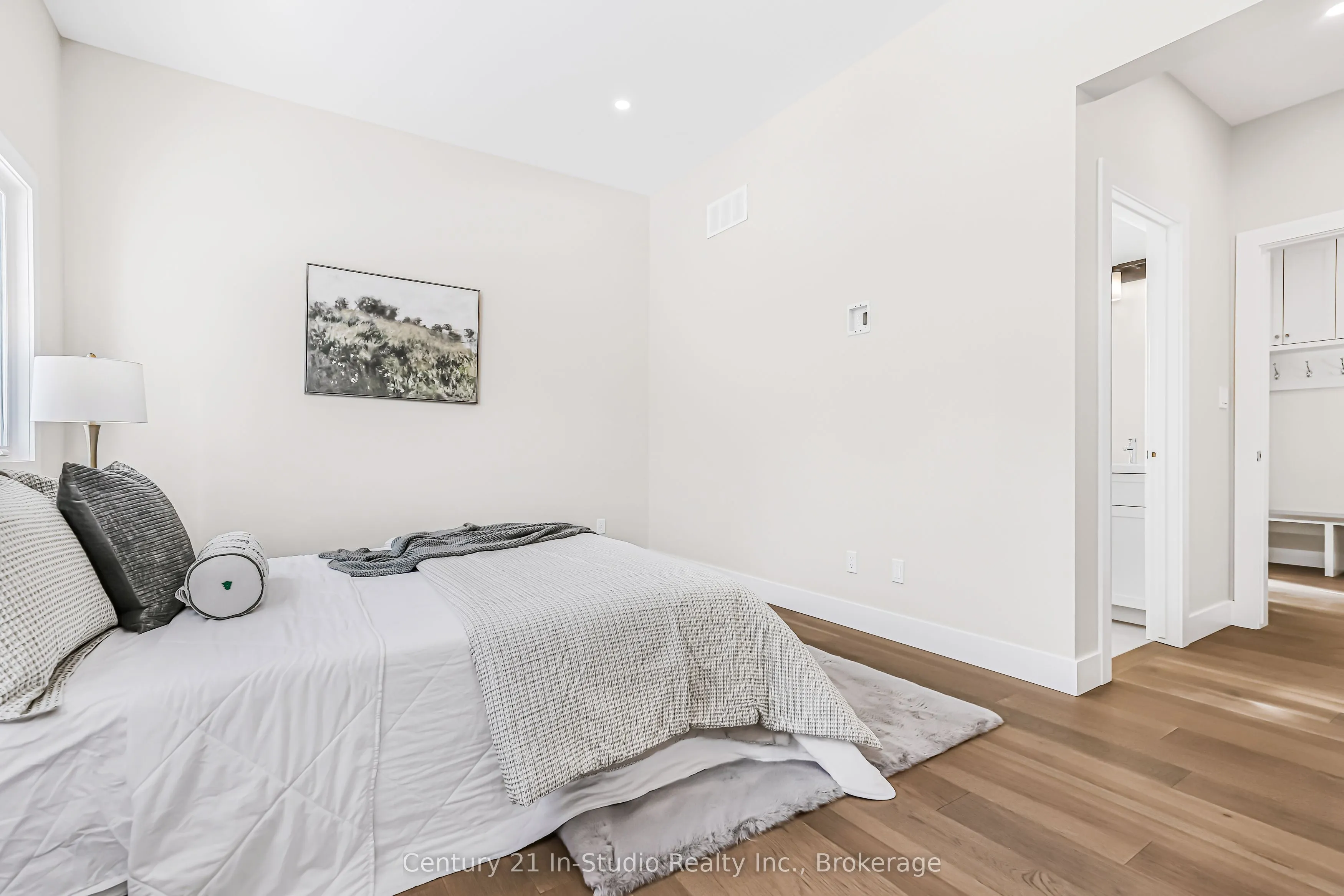 3 Grenville Street N