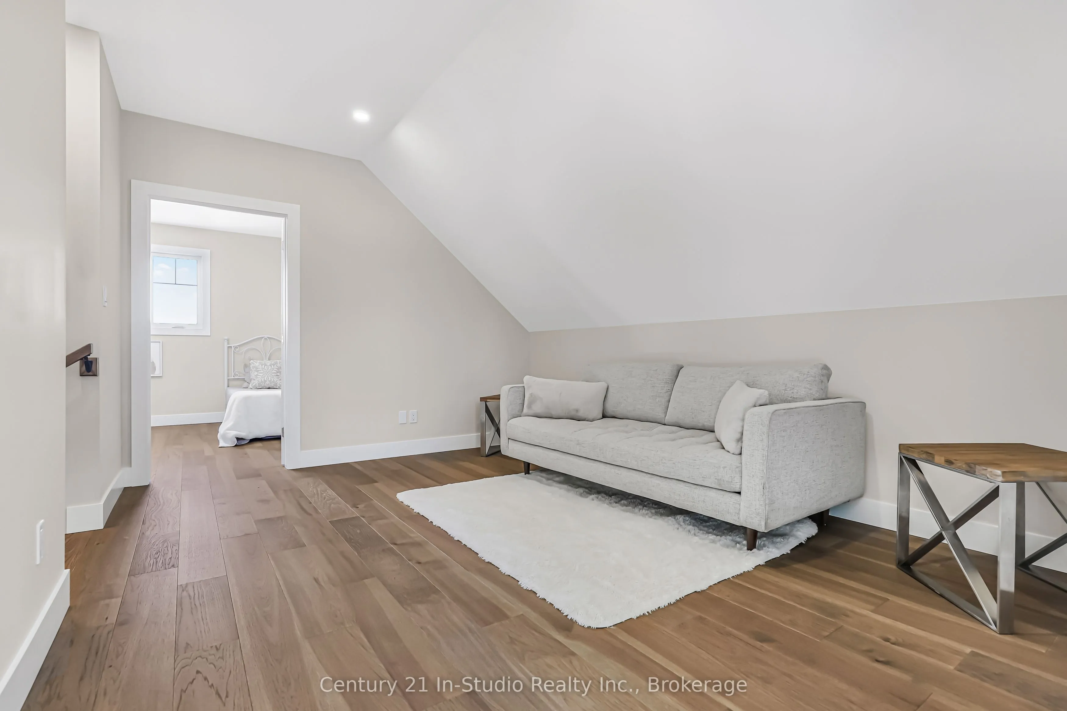3 Grenville Street N