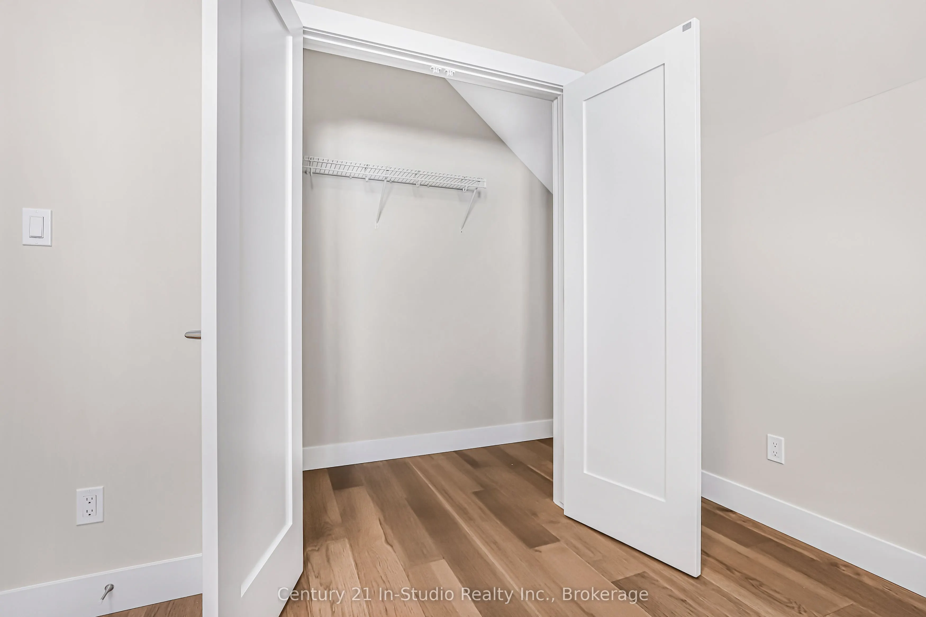 3 Grenville Street N